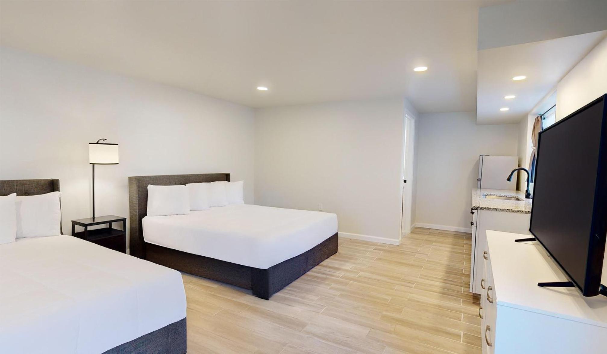 Queen Suite - Photo 3