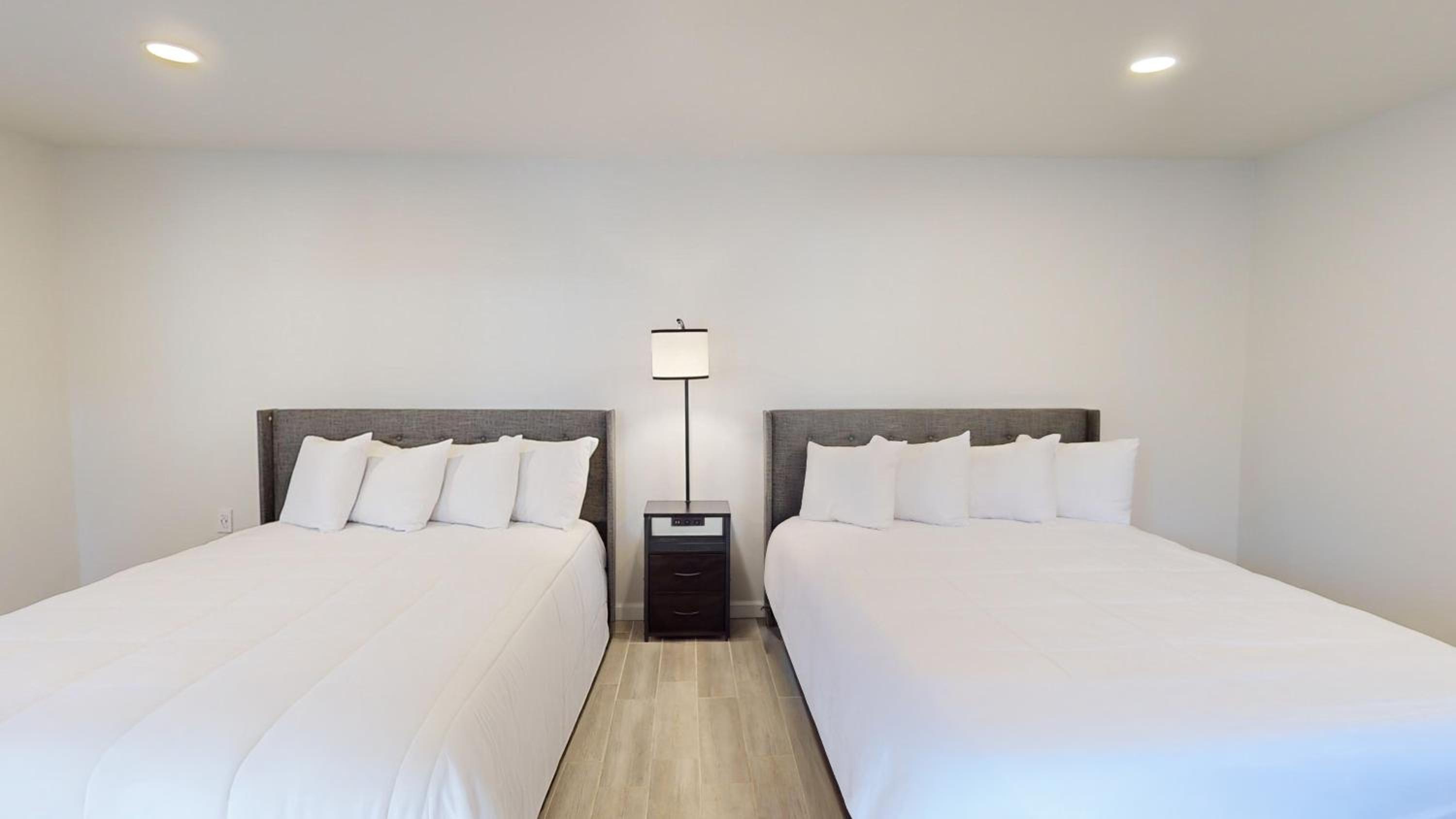 Queen Suite - Photo 1