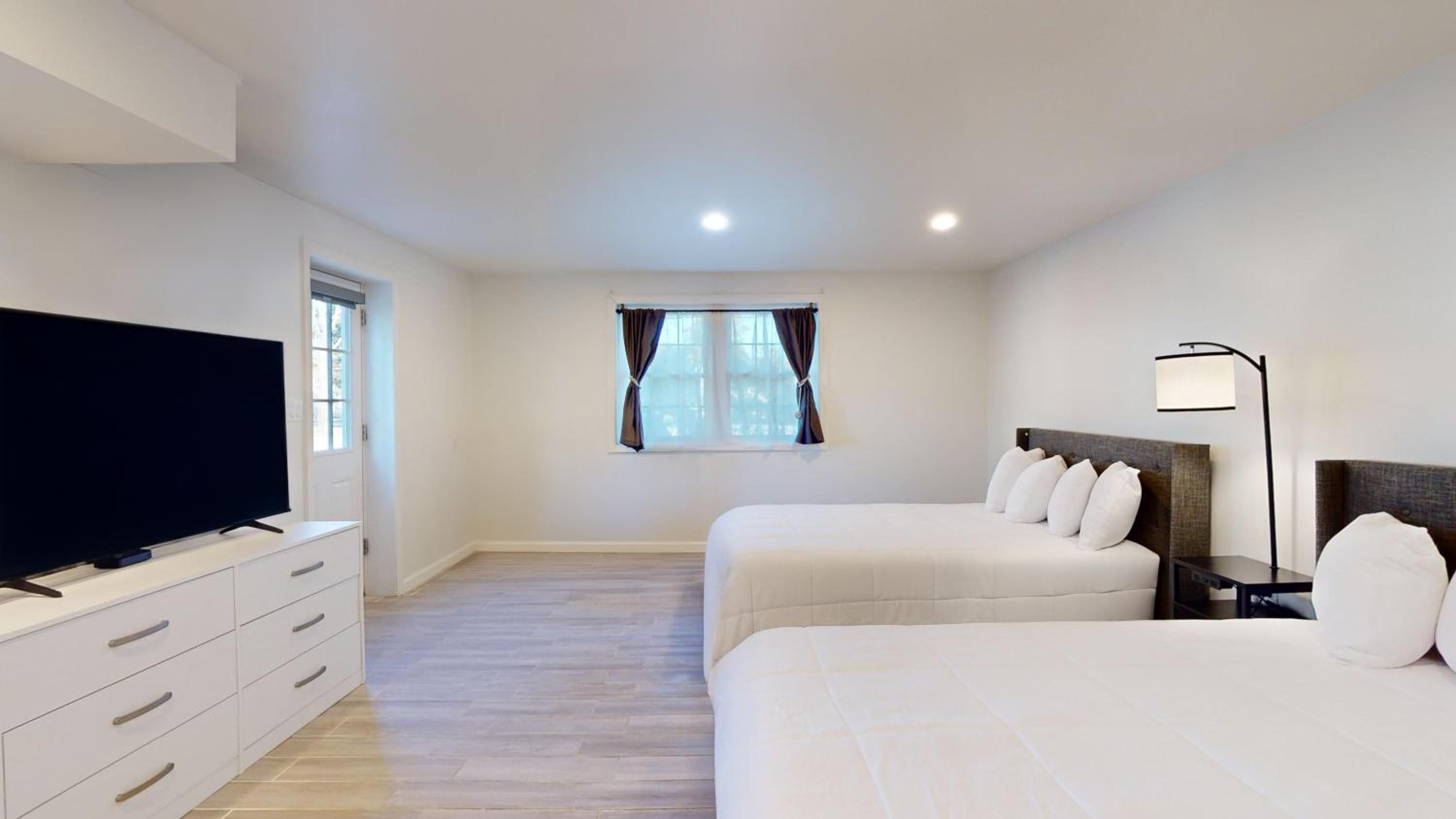Queen Suite - Photo 12