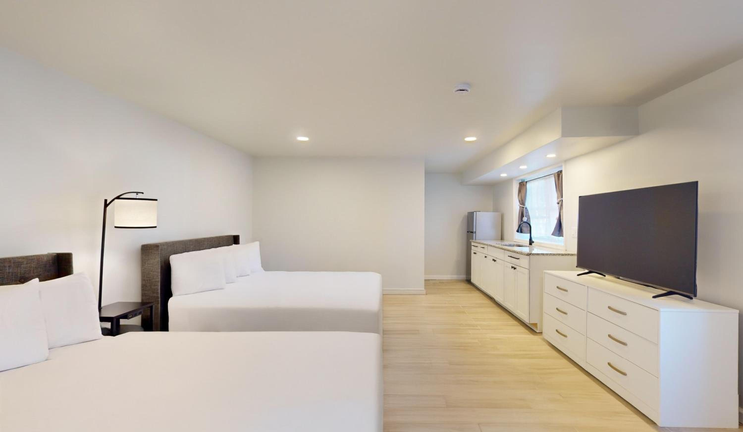 Queen Suite - Photo 11