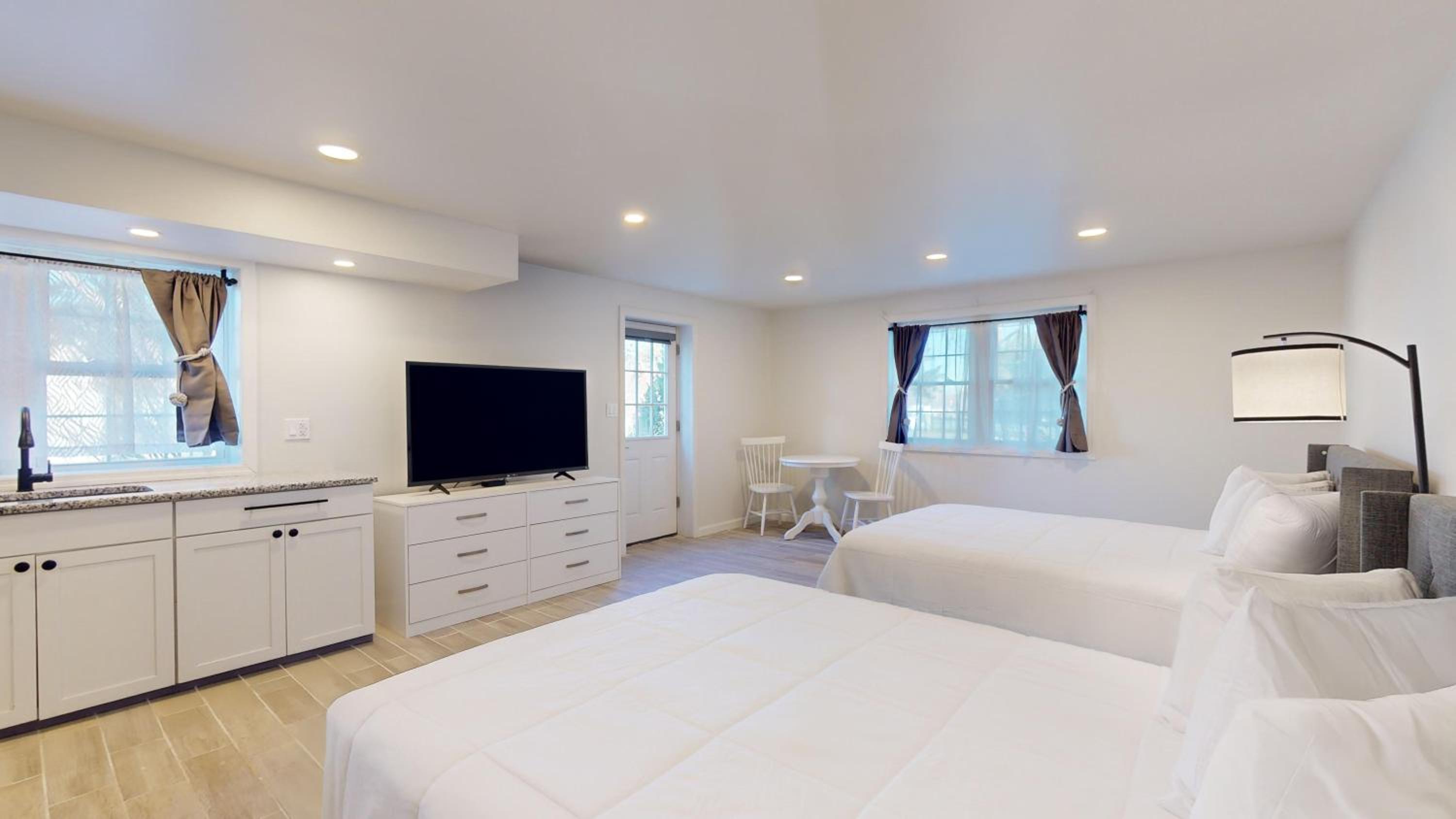 Queen Suite - Photo 9
