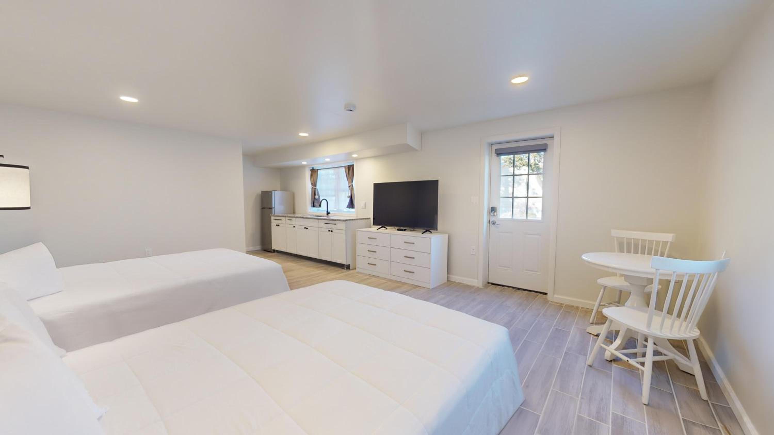 Queen Suite - Photo 10