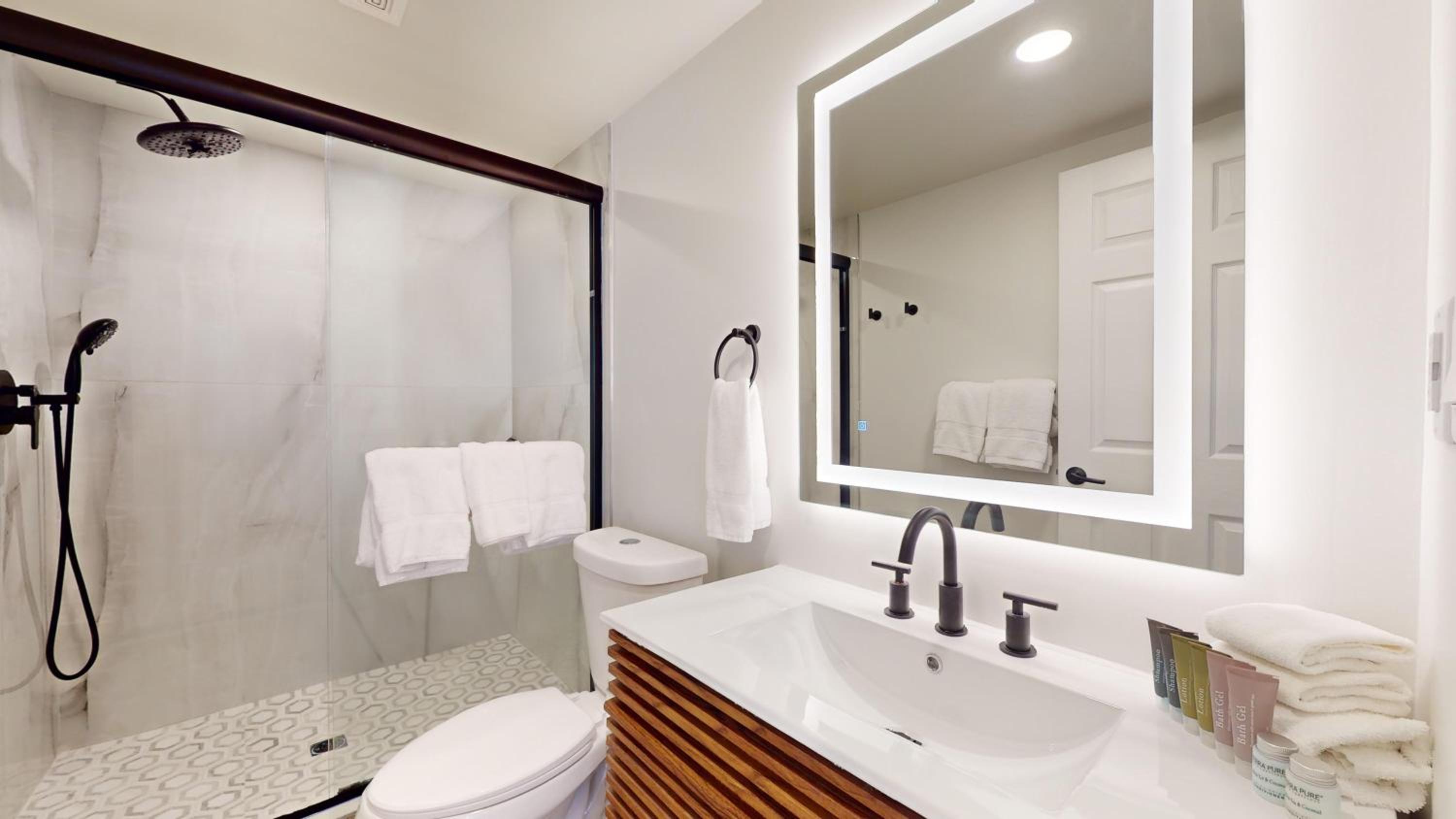 Queen Suite - Photo 7