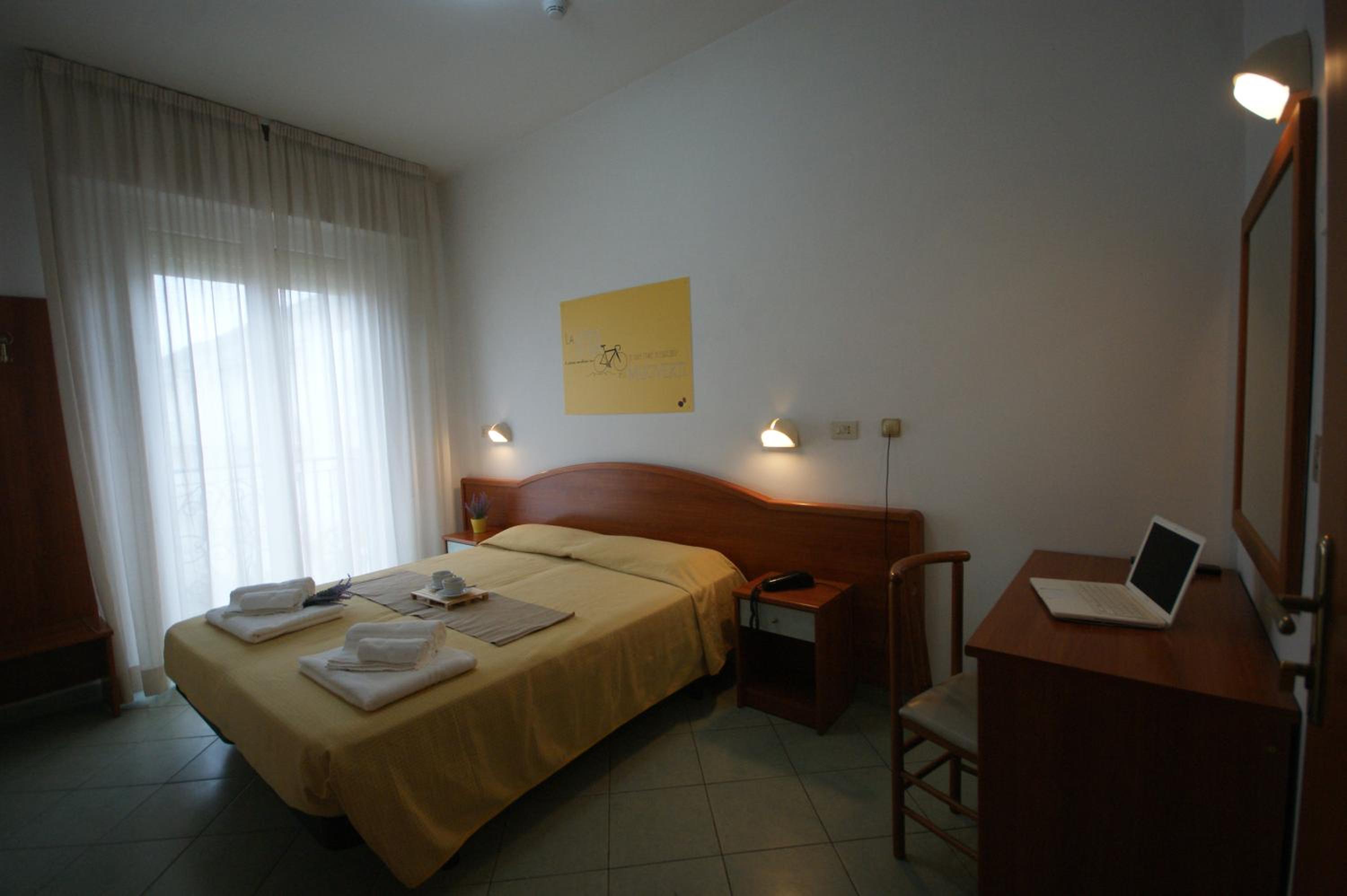 Double or Twin Room with Bathroom - Photo 11