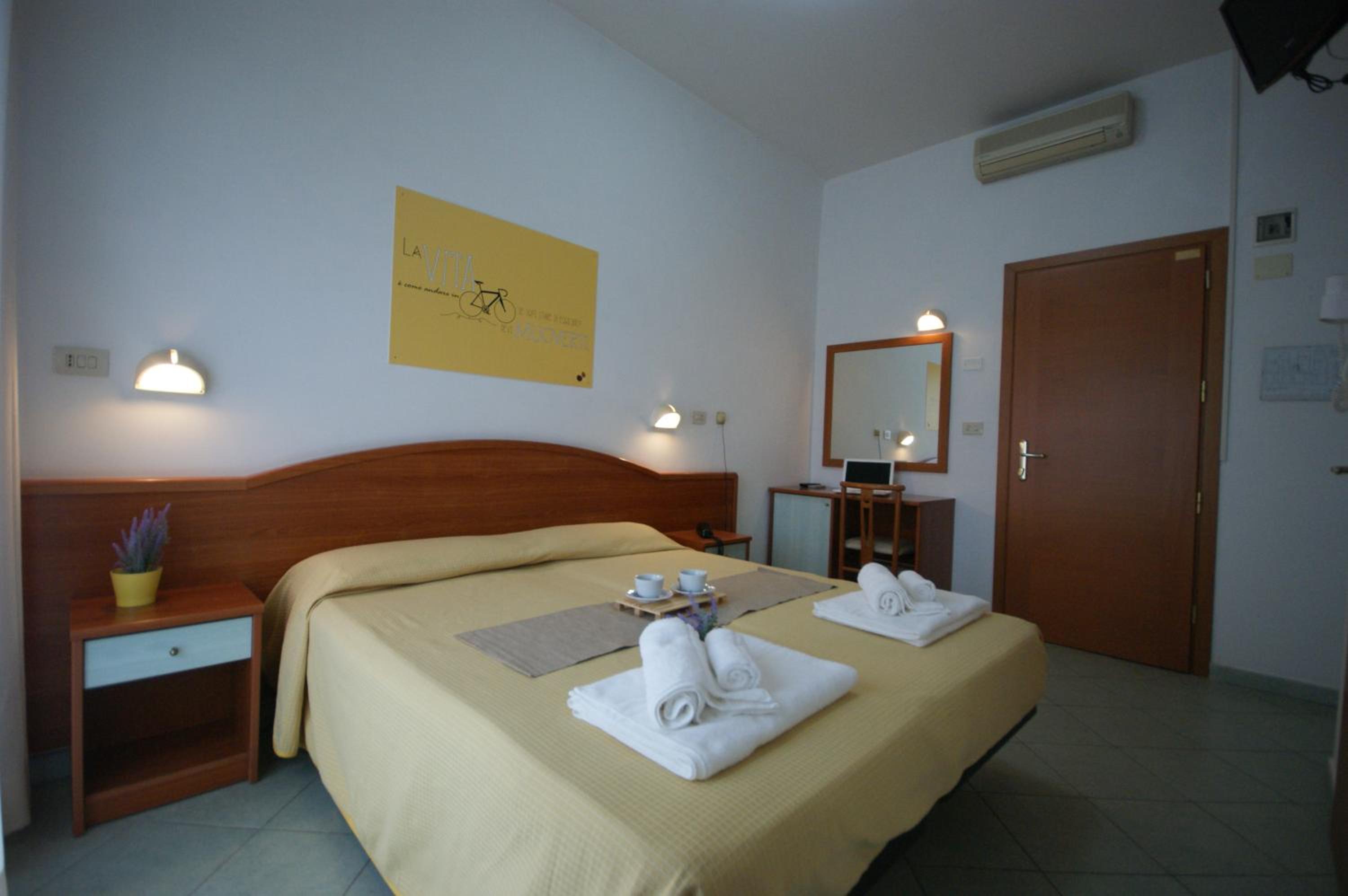 Double or Twin Room with Bathroom - Photo 10
