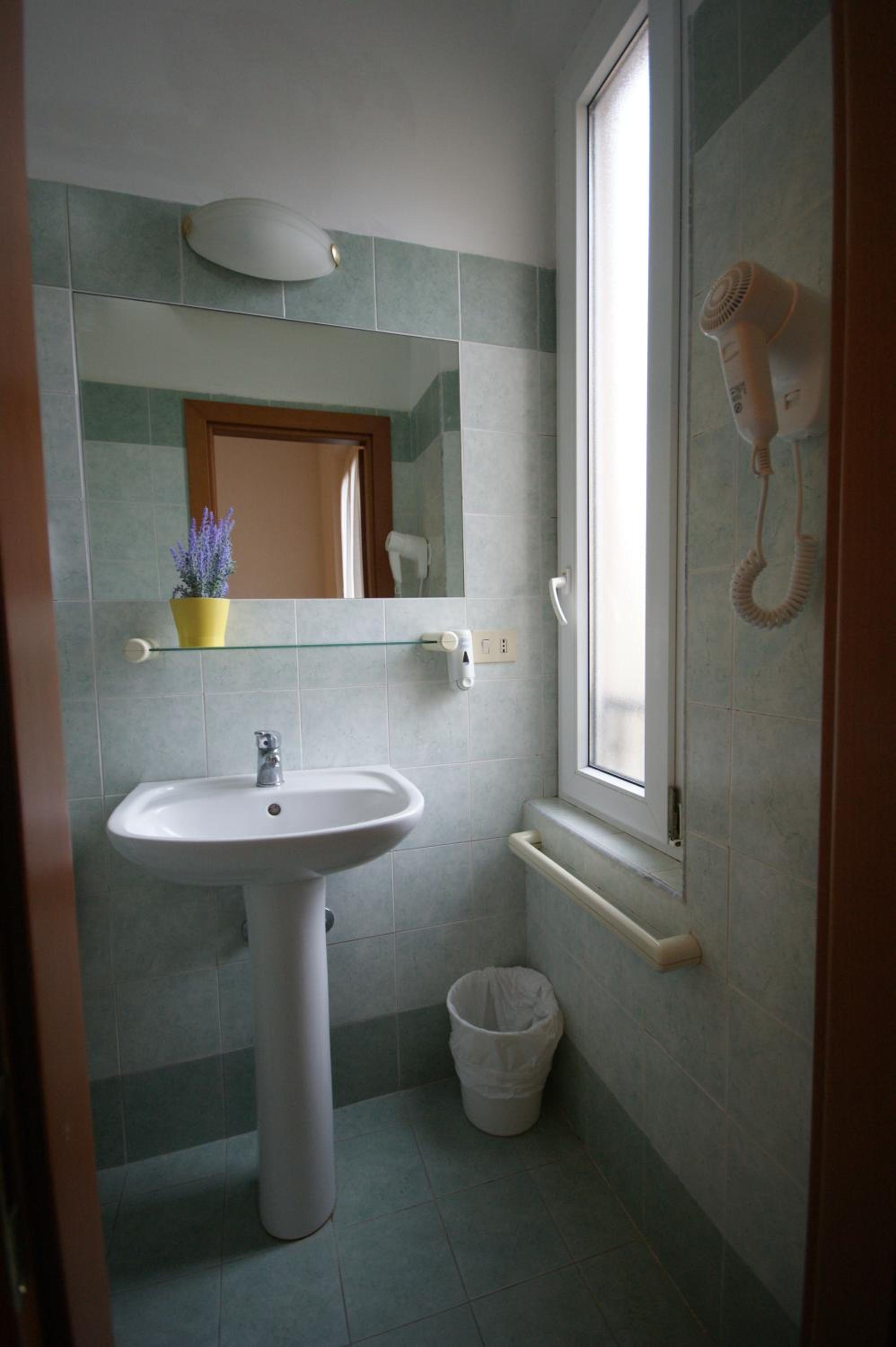 Double or Twin Room with Bathroom - Photo 28