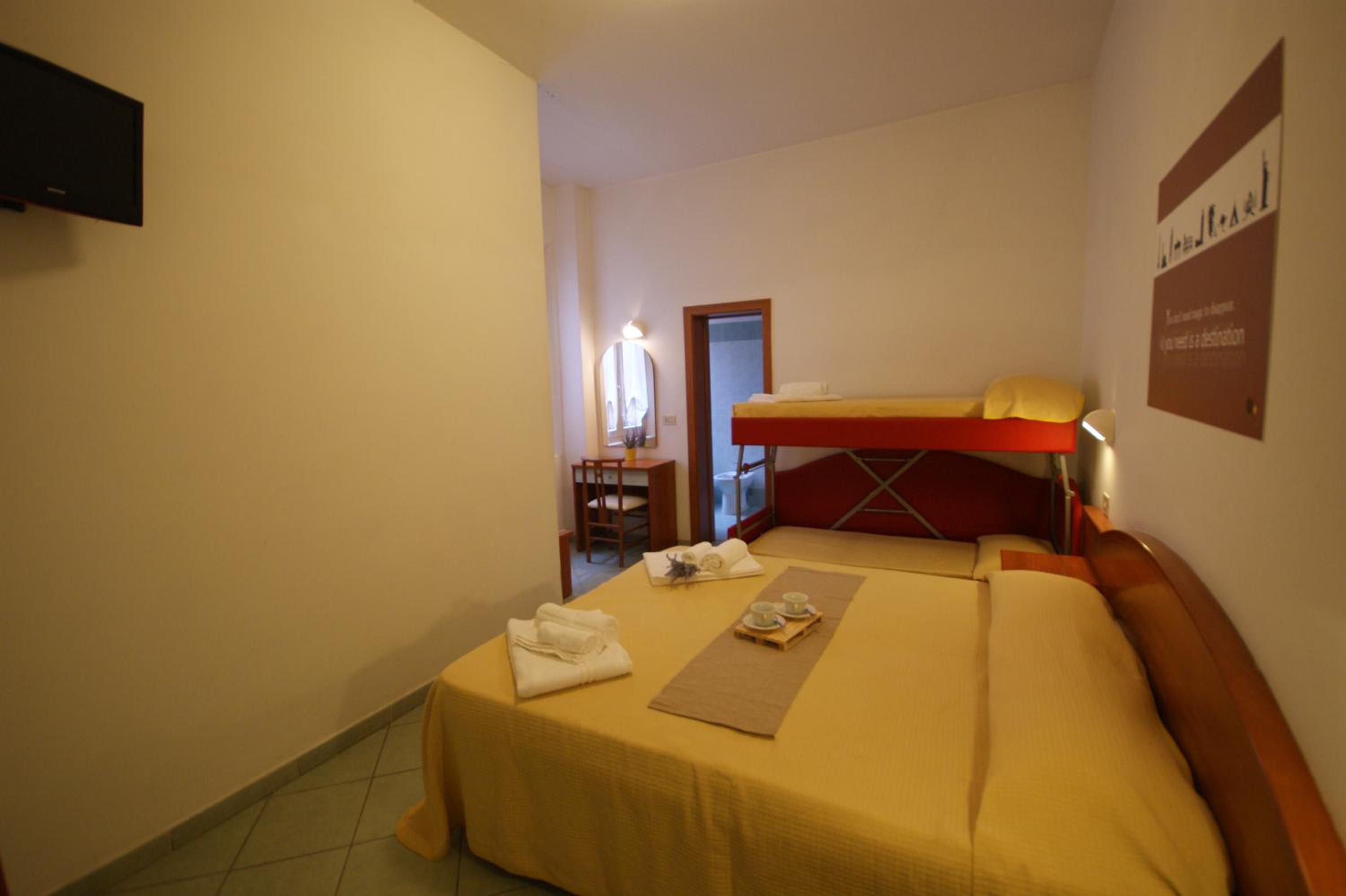 Quadruple Room with Bathroom - Photo 15