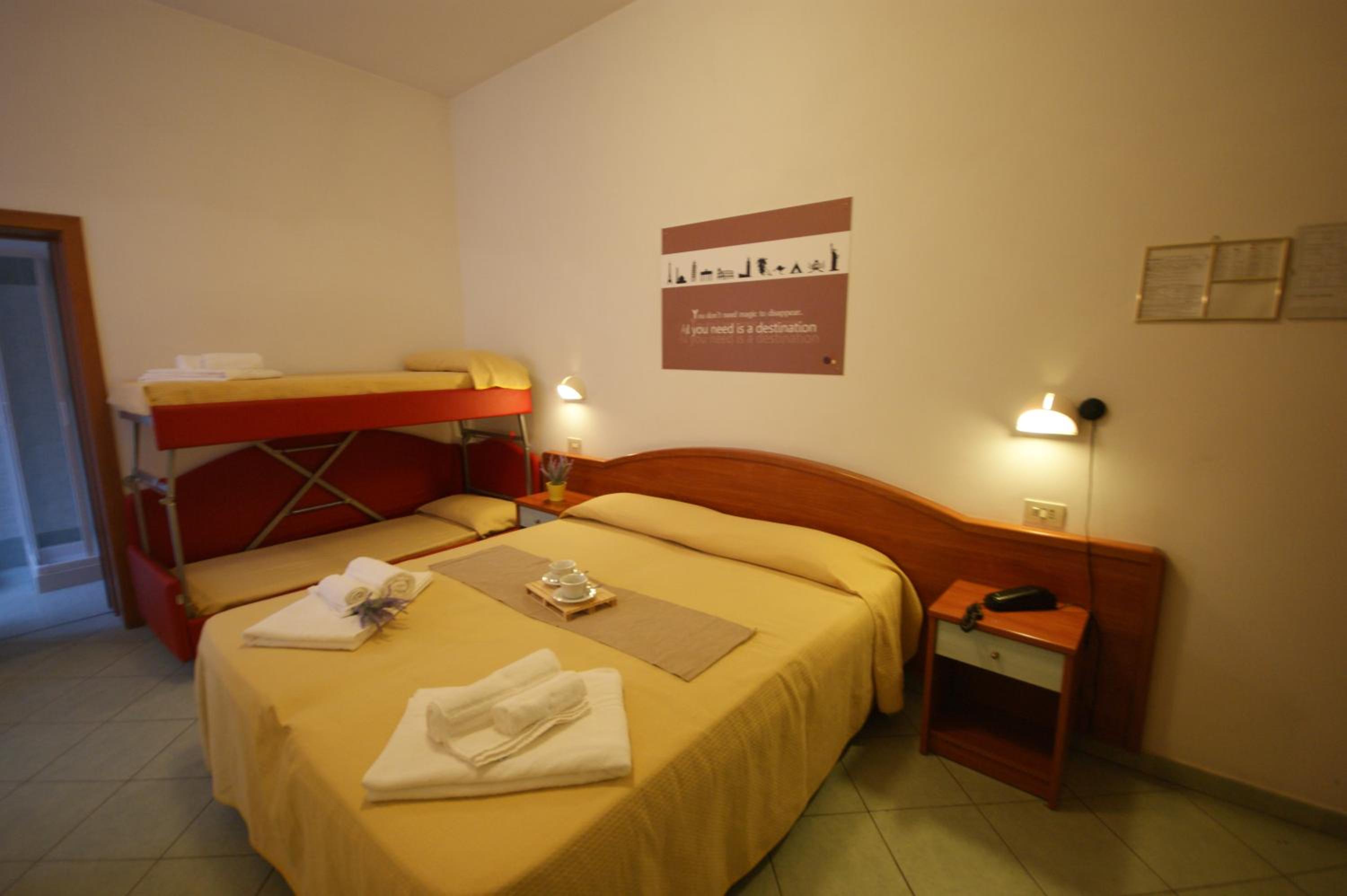 Quadruple Room with Bathroom - Photo 3