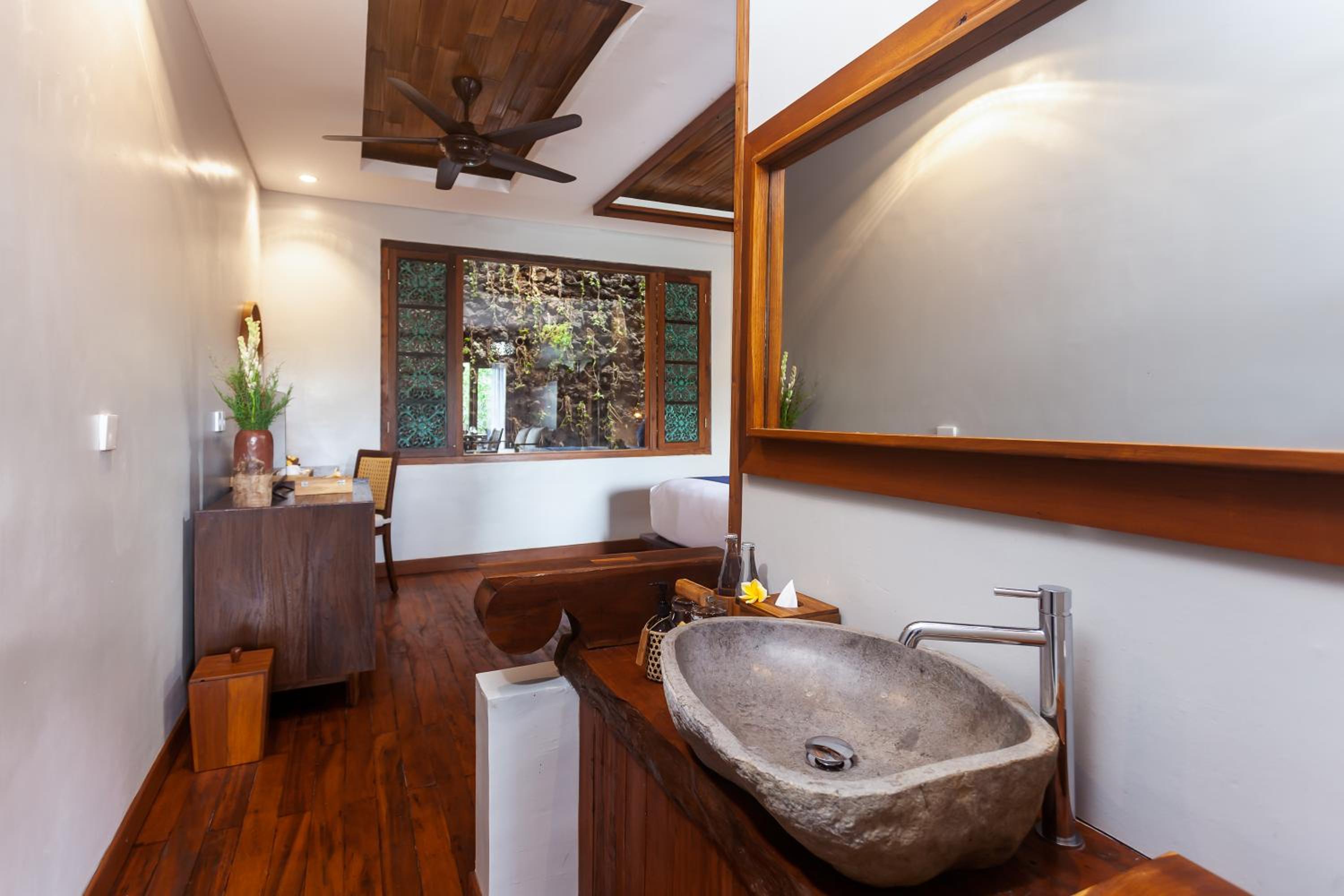 Honeymooner Rain Forest Deluxe Bathtub with Free Mini-bar - Photo 5