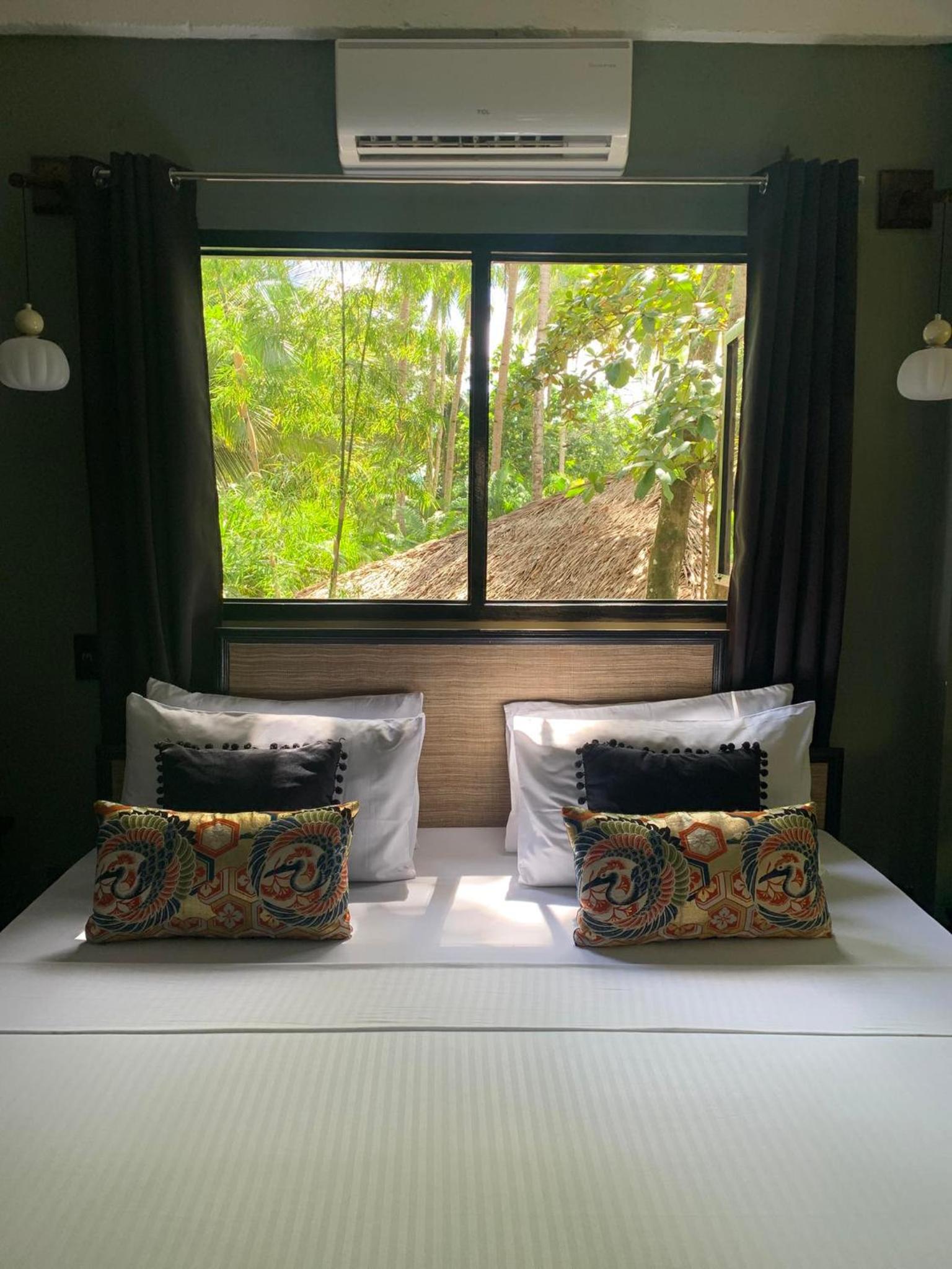Premium King Room with Garden View - Photo 3