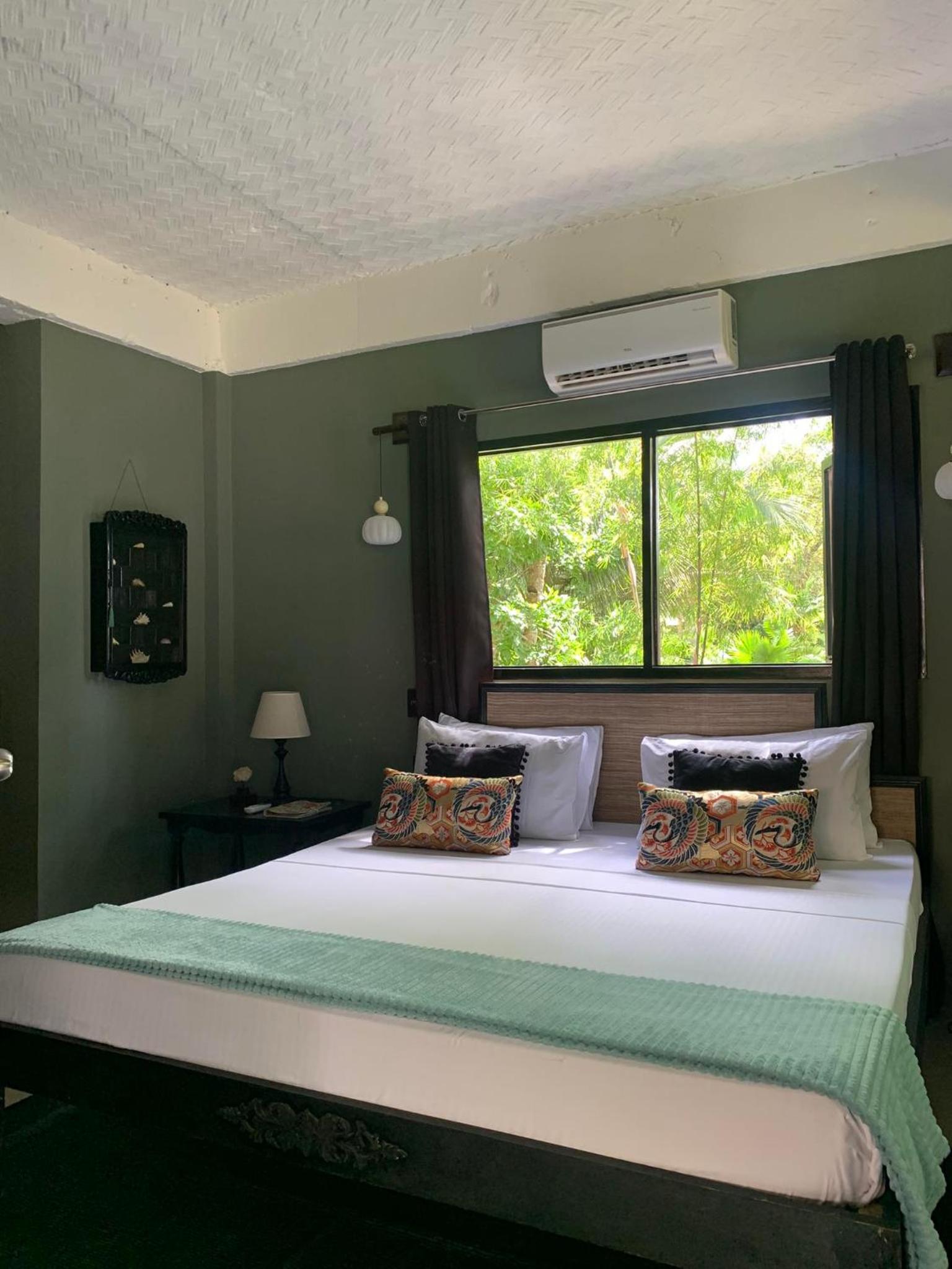 Premium King Room with Garden View - Photo 4