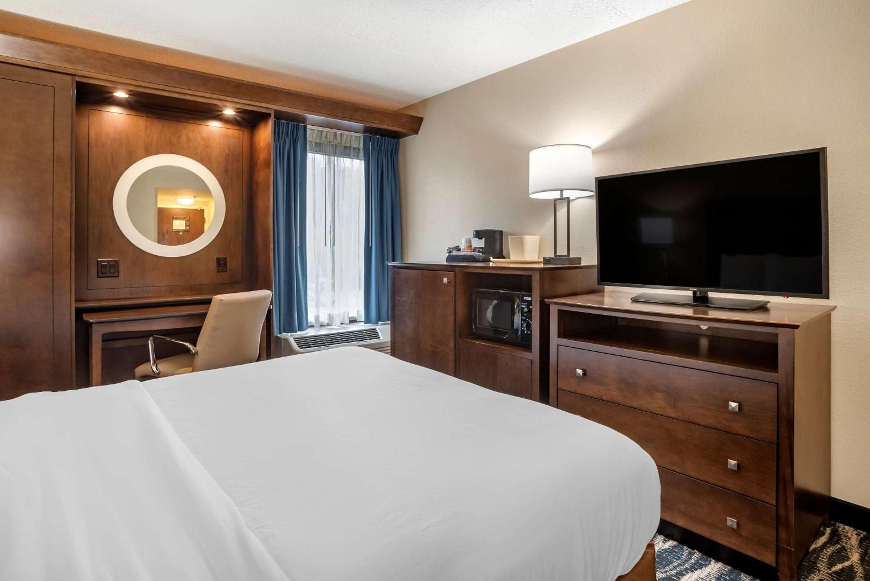 Queen Room with Tub - Accessible/Non-Smoking - Photo 2