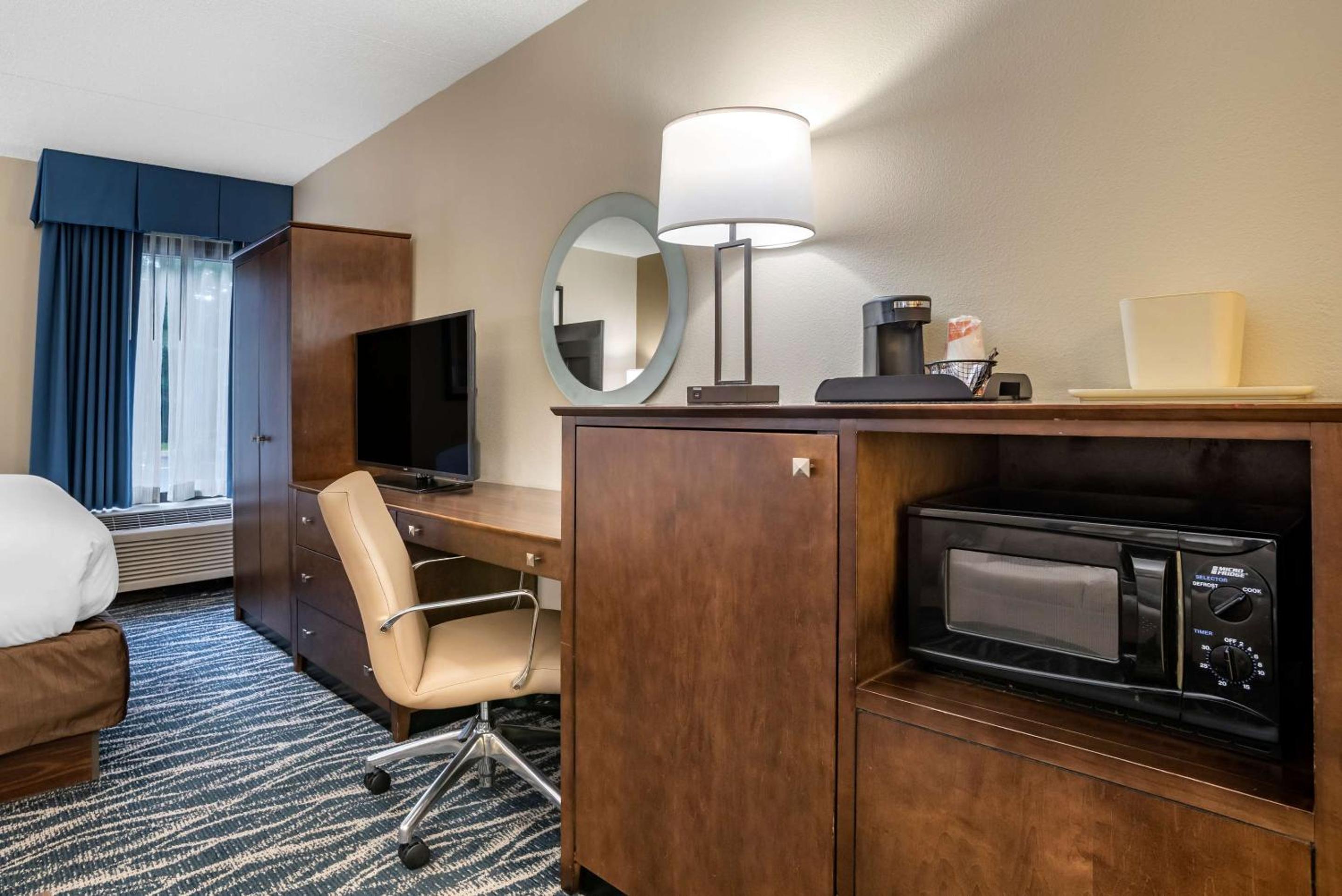 Superior King Room with Sofa Bed - Non Smoking - Photo 1