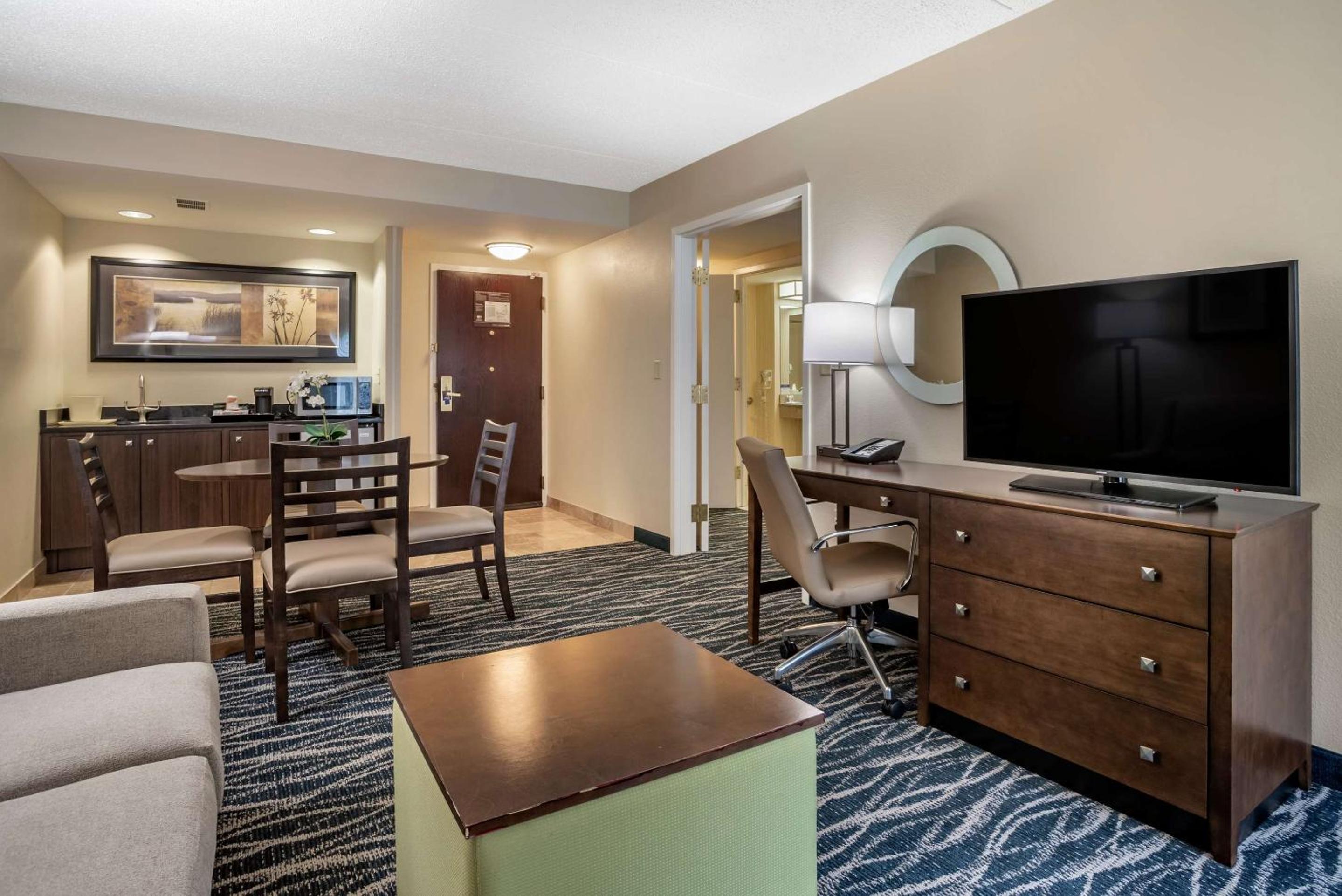 King Suite - Accessible/Non-Smoking photo 1