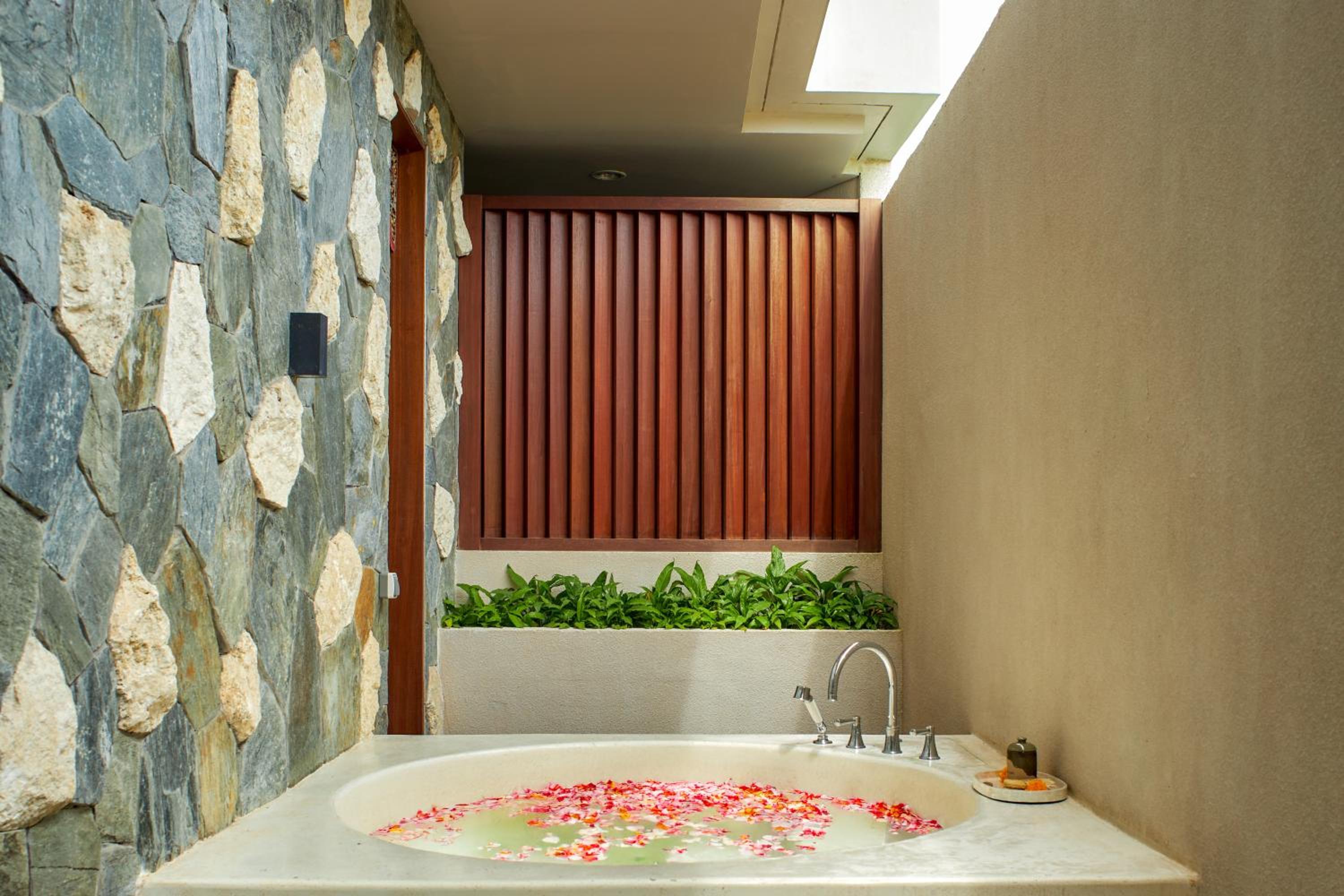 Deluxe Double Room with Bath photo 2