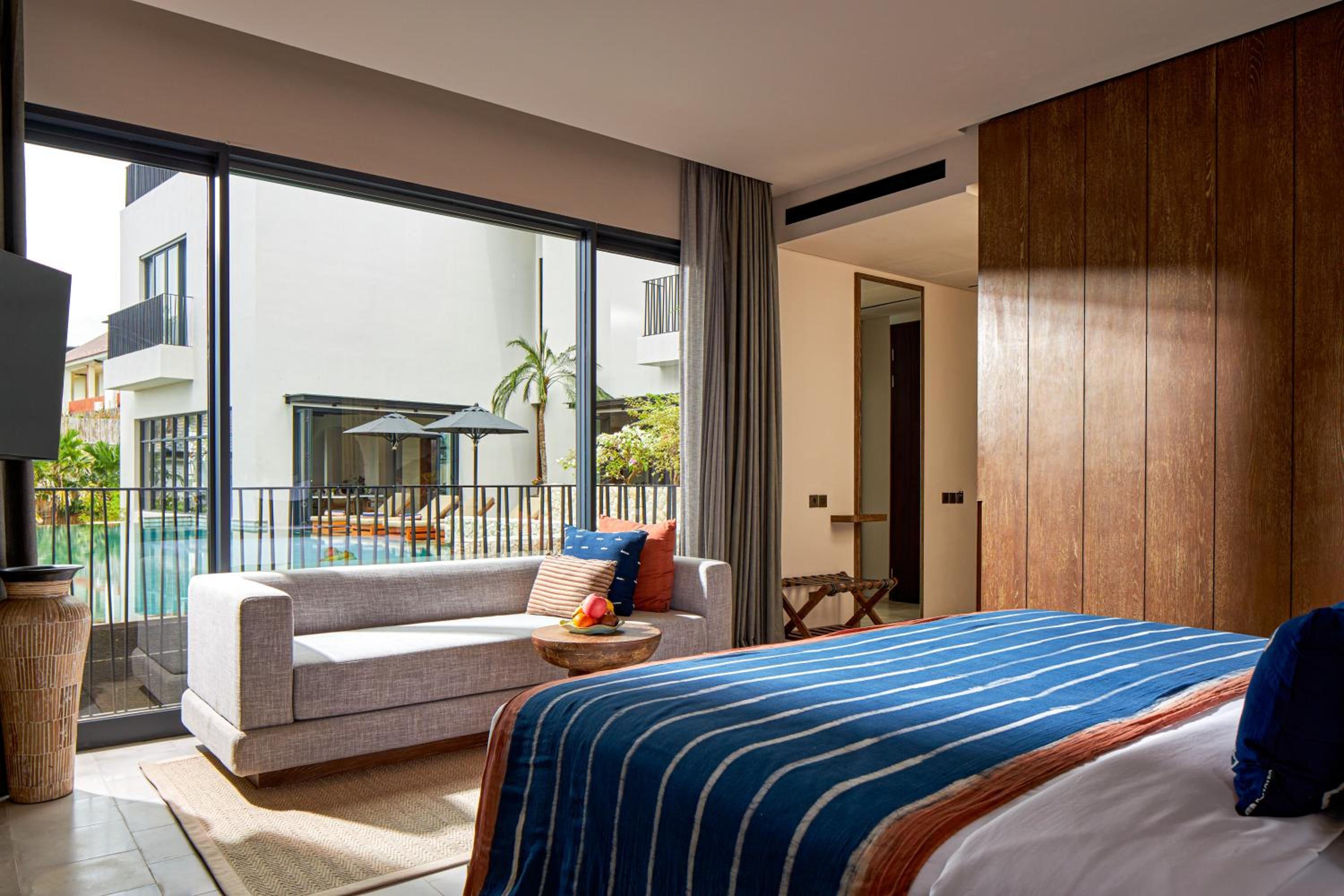 Deluxe King with Pool View
