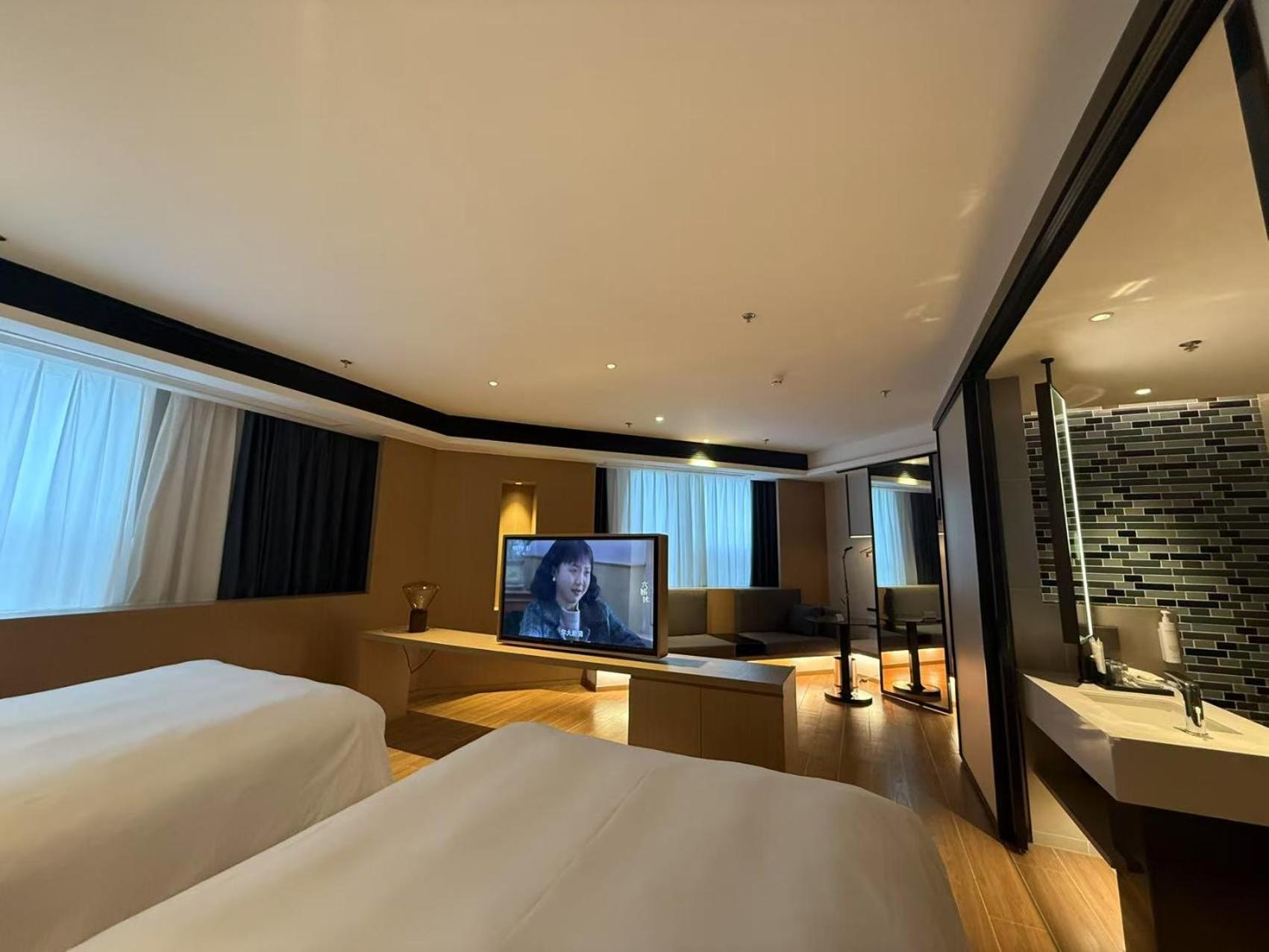 Premium Double Room with Two Double Beds and City View photo 1