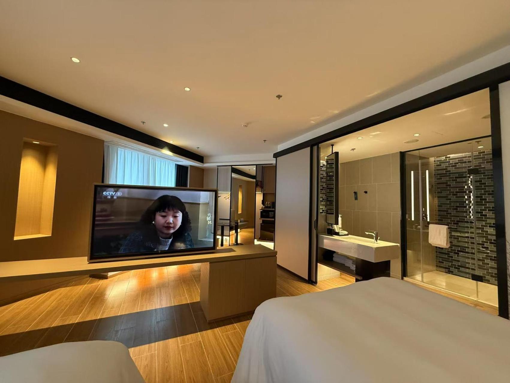Premium Double Room with Two Double Beds and City View photo 3