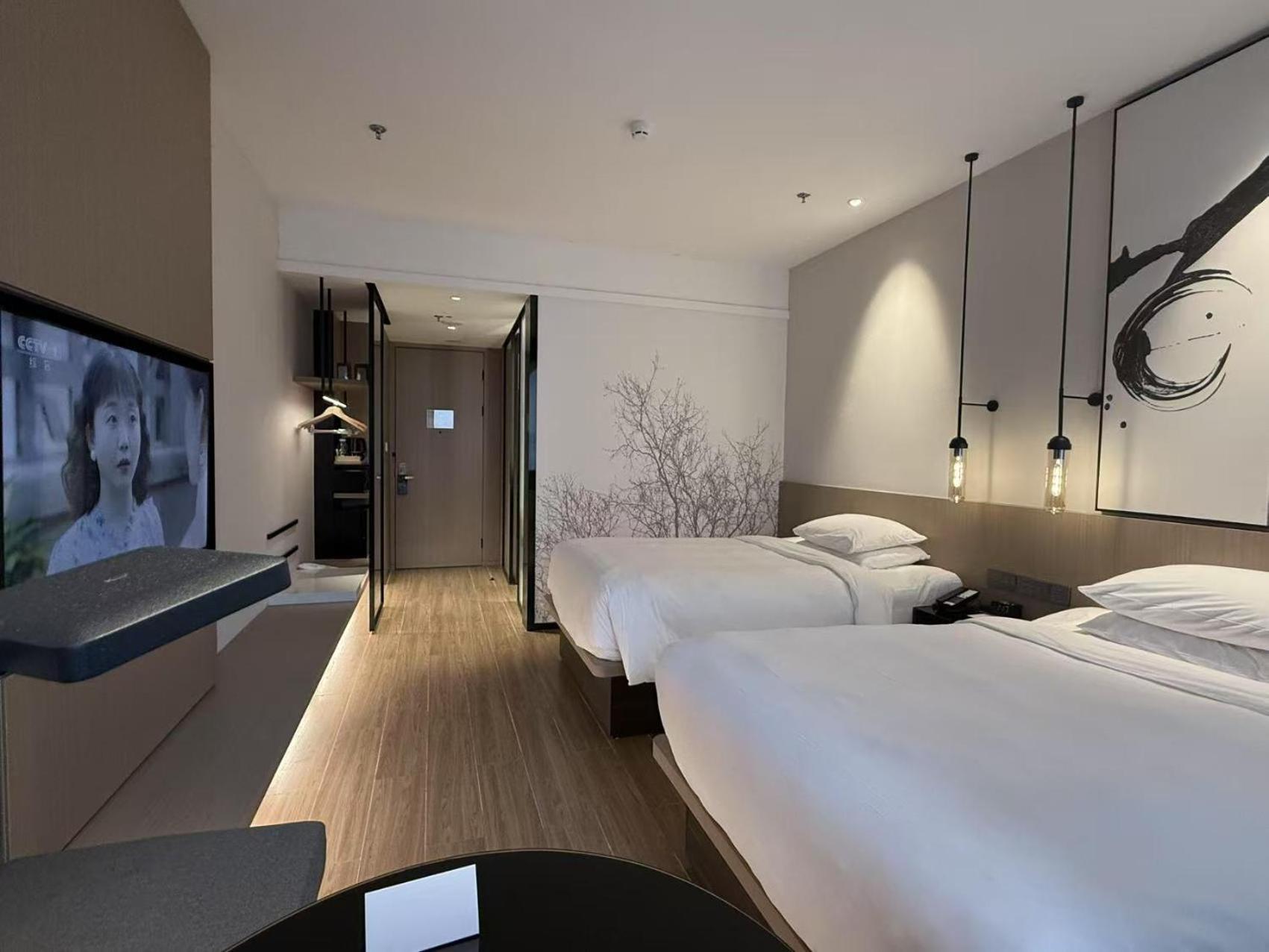 Superior Double Room with Two Double Beds and City View photo 1