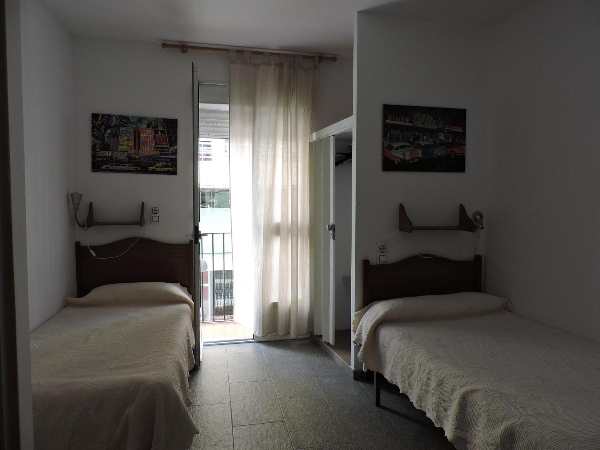 Twin Room with Private Bathroom photo 2