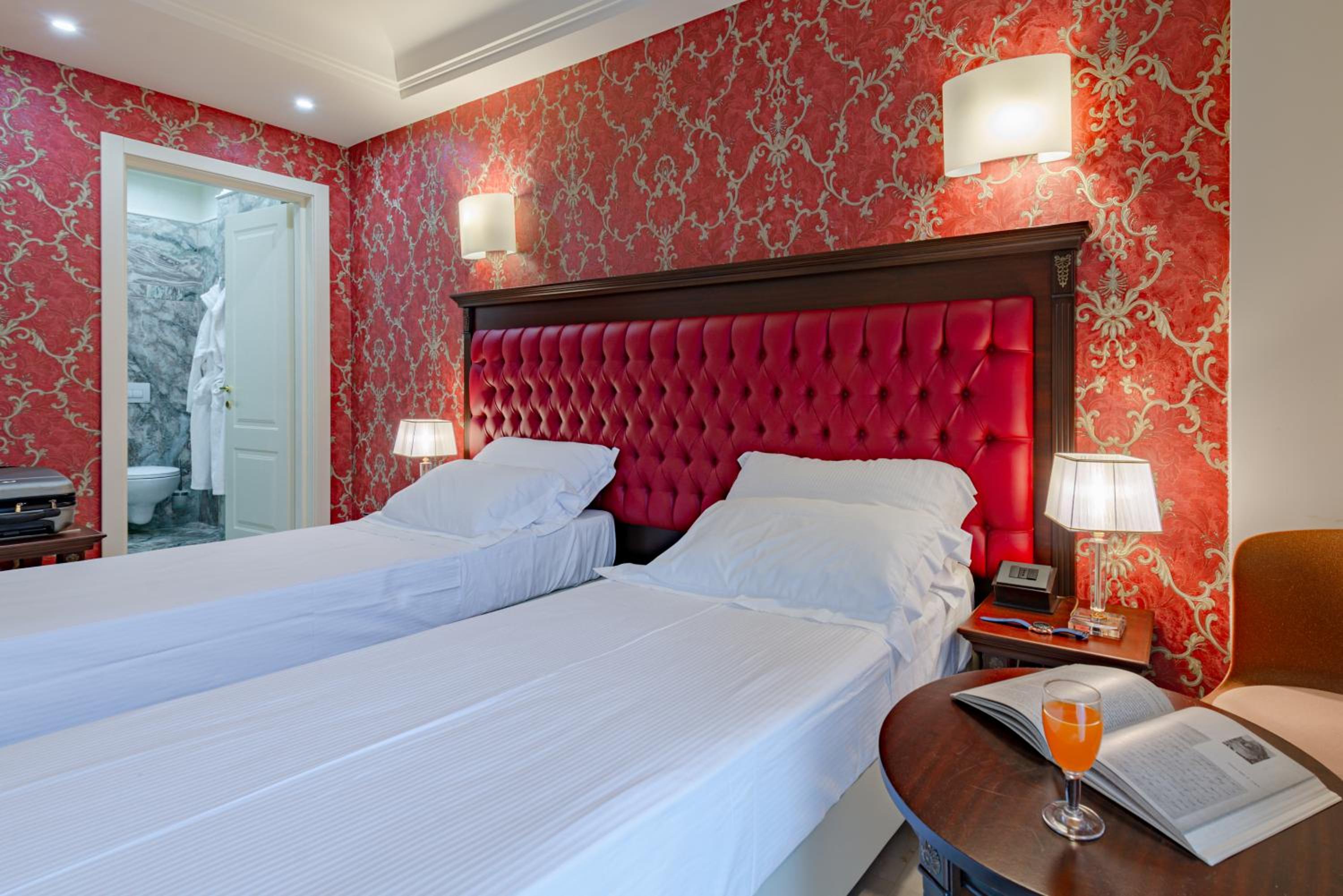 Double or Twin Room with Balcony - Photo 2