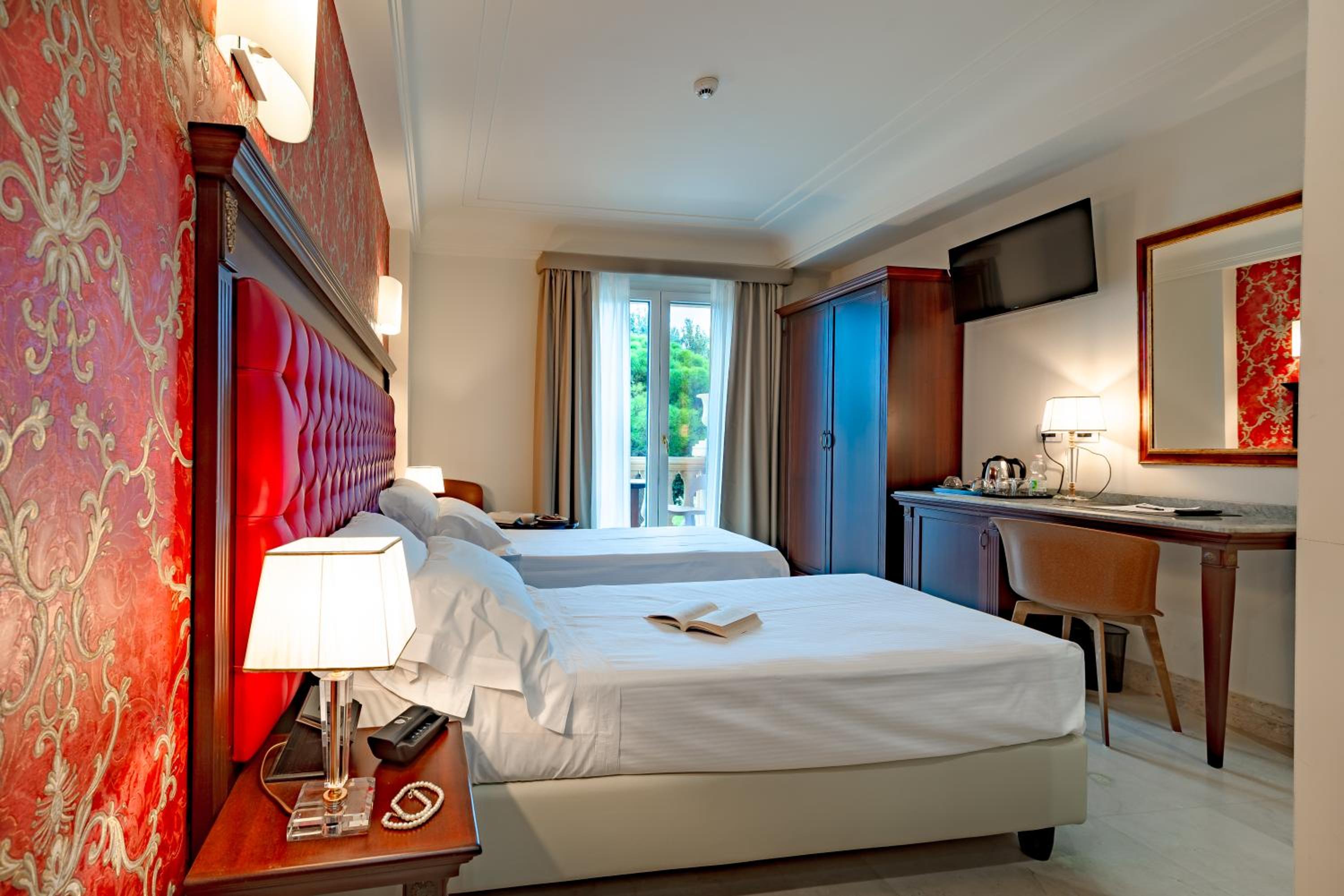 Double or Twin Room with Balcony - Photo 4