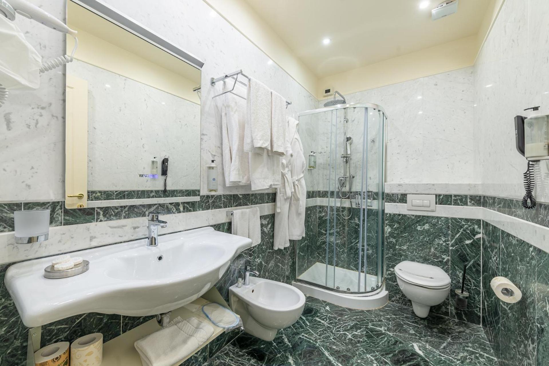 Standard Double or Twin Room - Photo 3