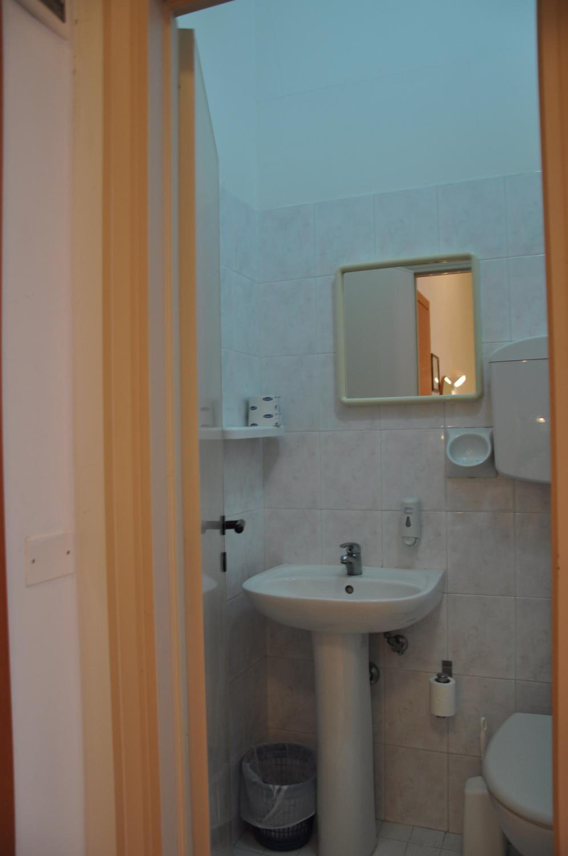 Economy small double room - Photo 3