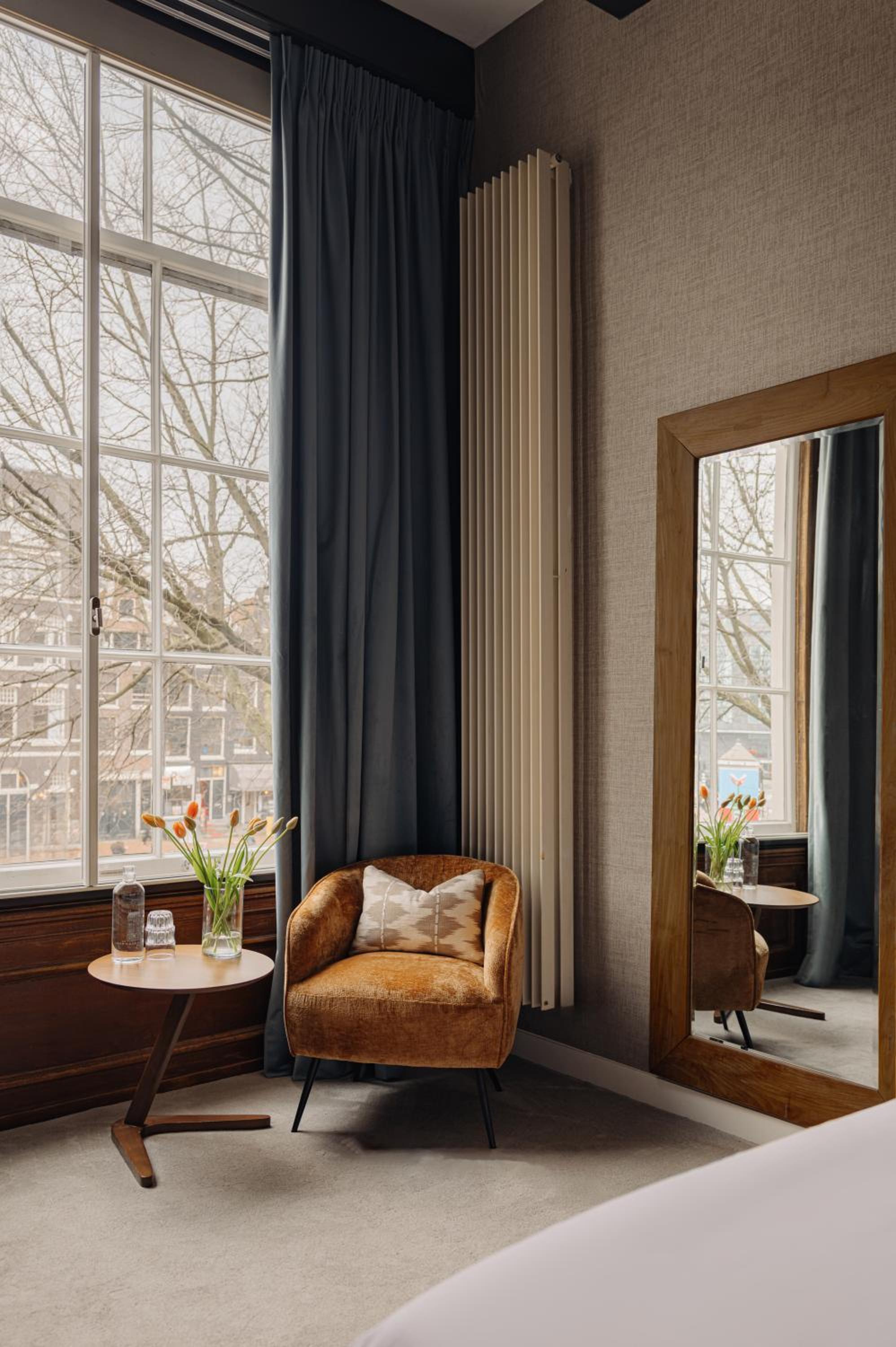 Deluxe double room with canal view thumbnail 5