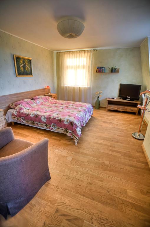 One-Bedroom Apartment photo 1