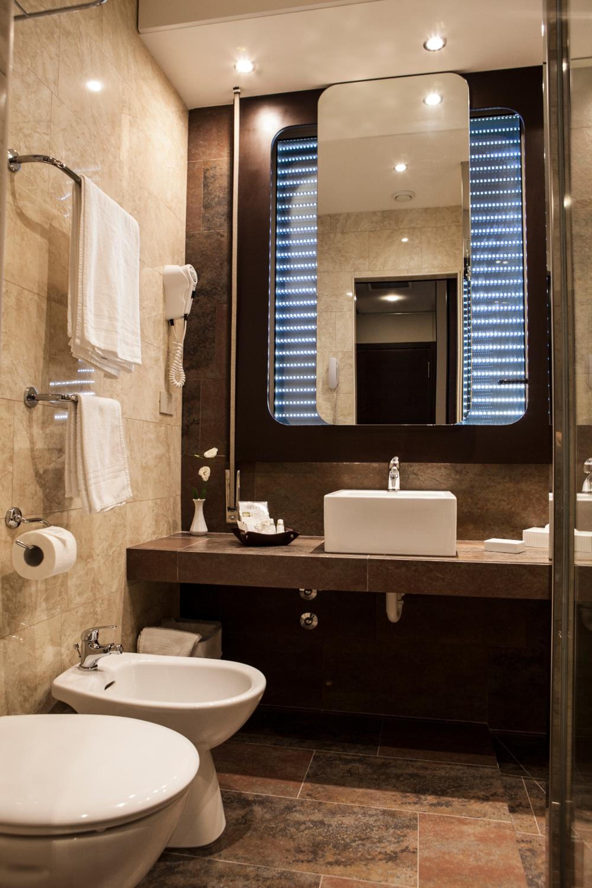 Deluxe Double or Twin Room - Photo 7