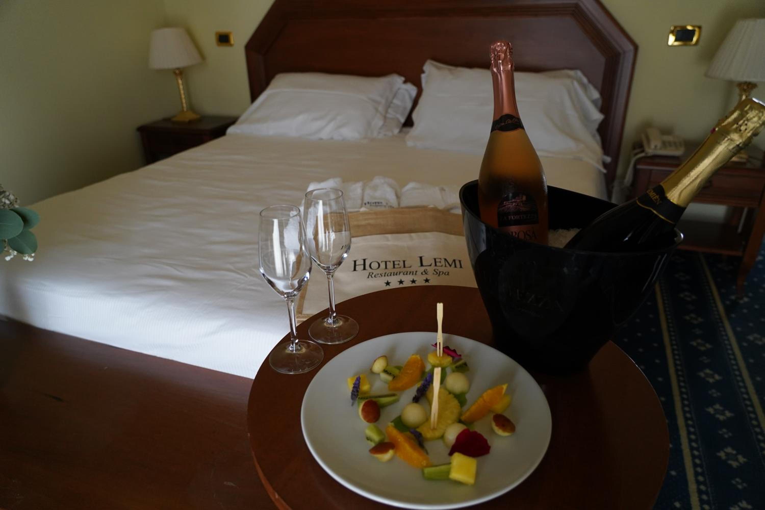Suite with Spa Access - Photo 3