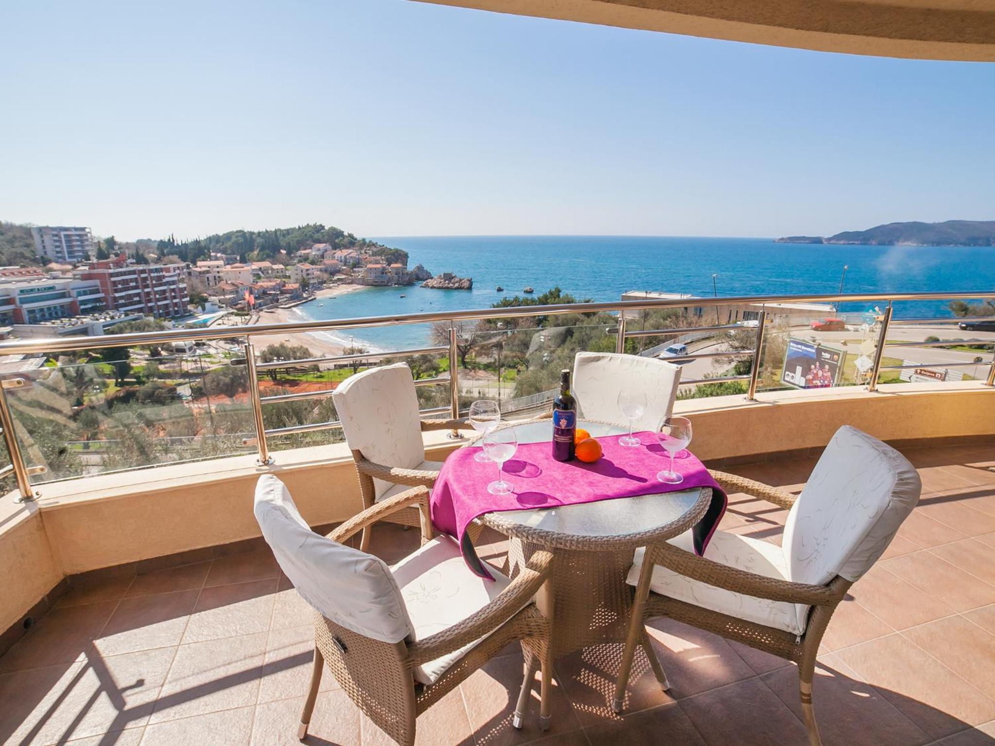 One-Bedroom Apartment with Sea View photo 1