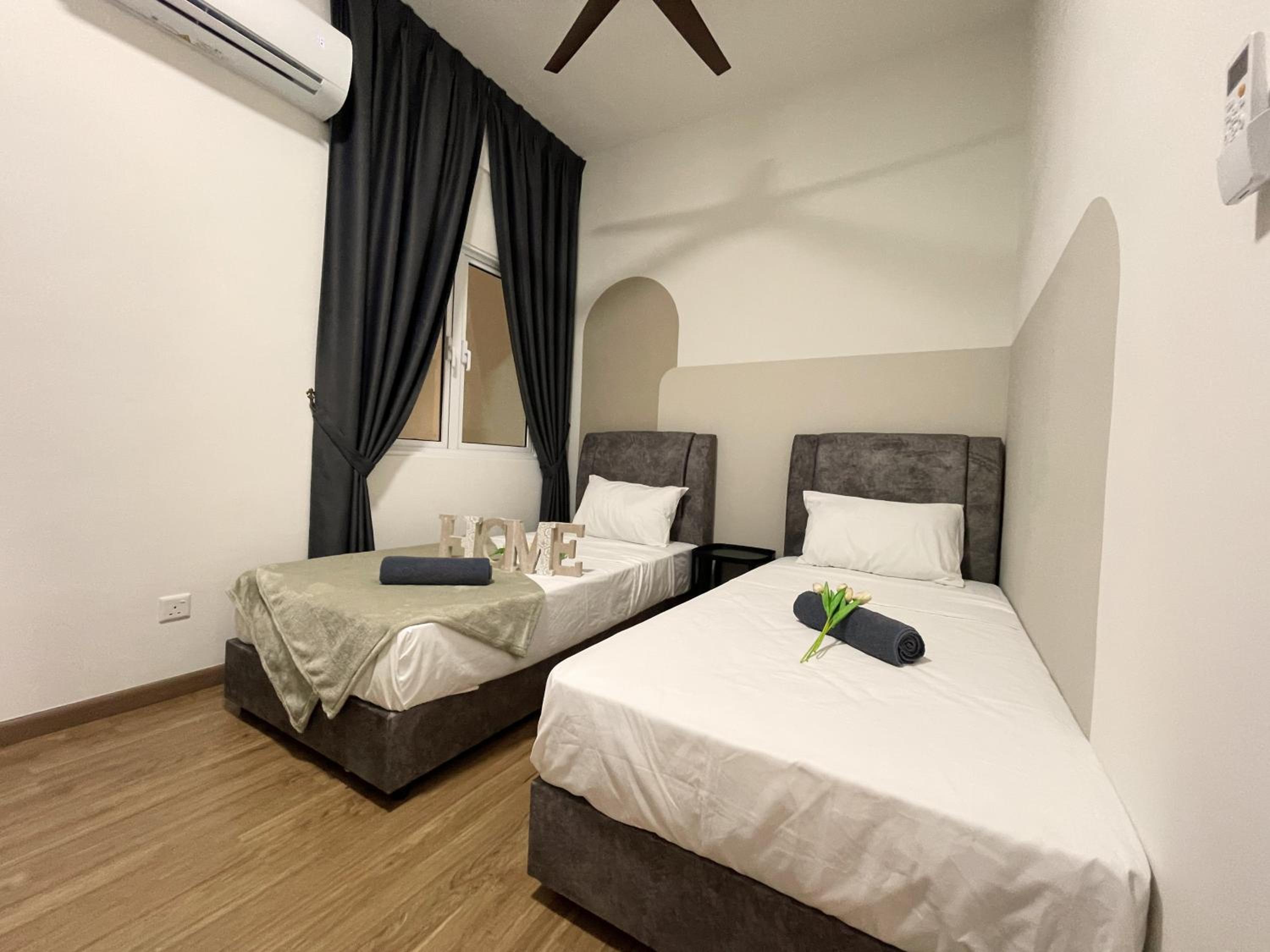 Three-Bedroom Apartment with Balcony - Photo 5