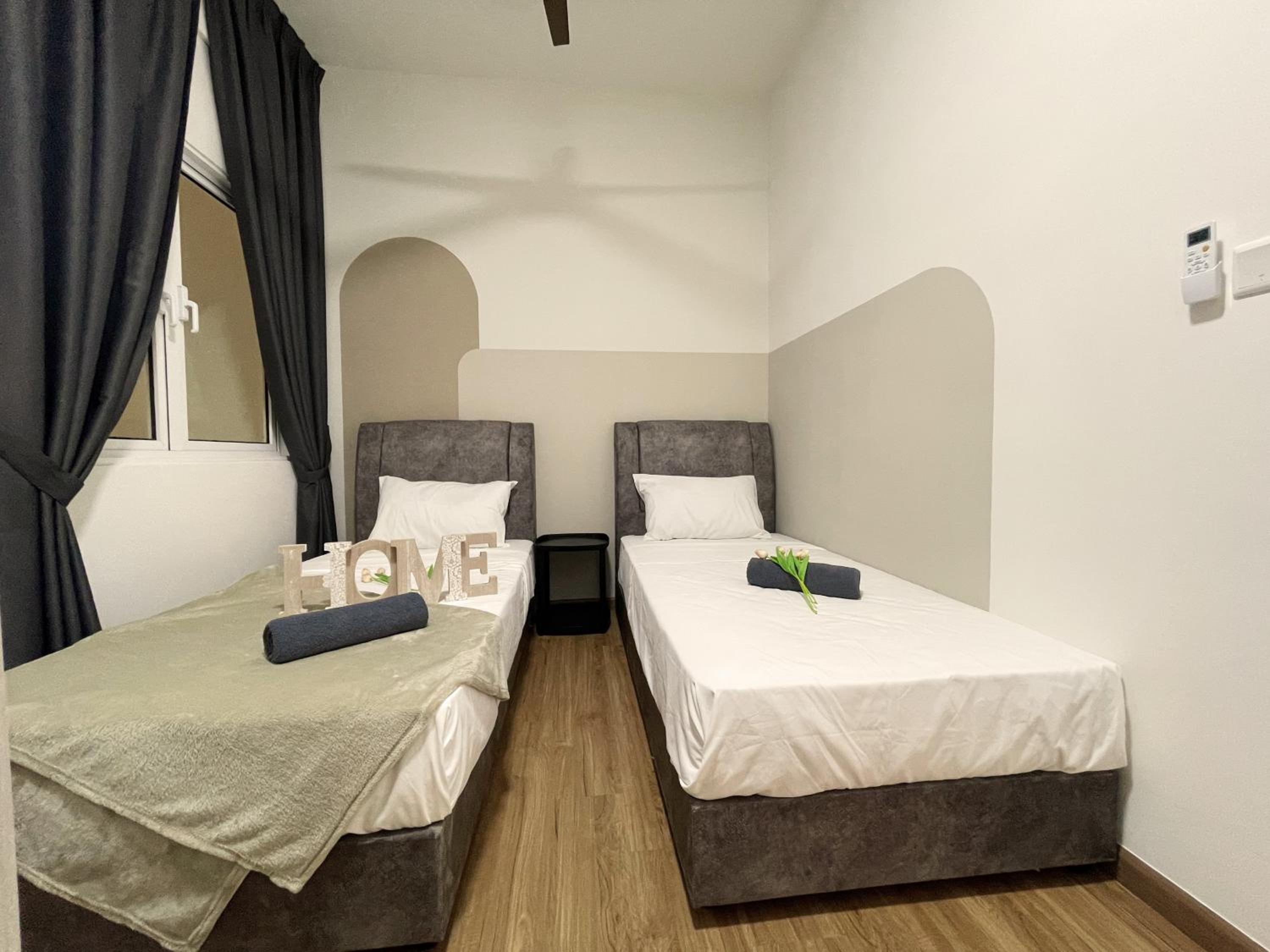 Three-Bedroom Apartment with Balcony - Photo 2