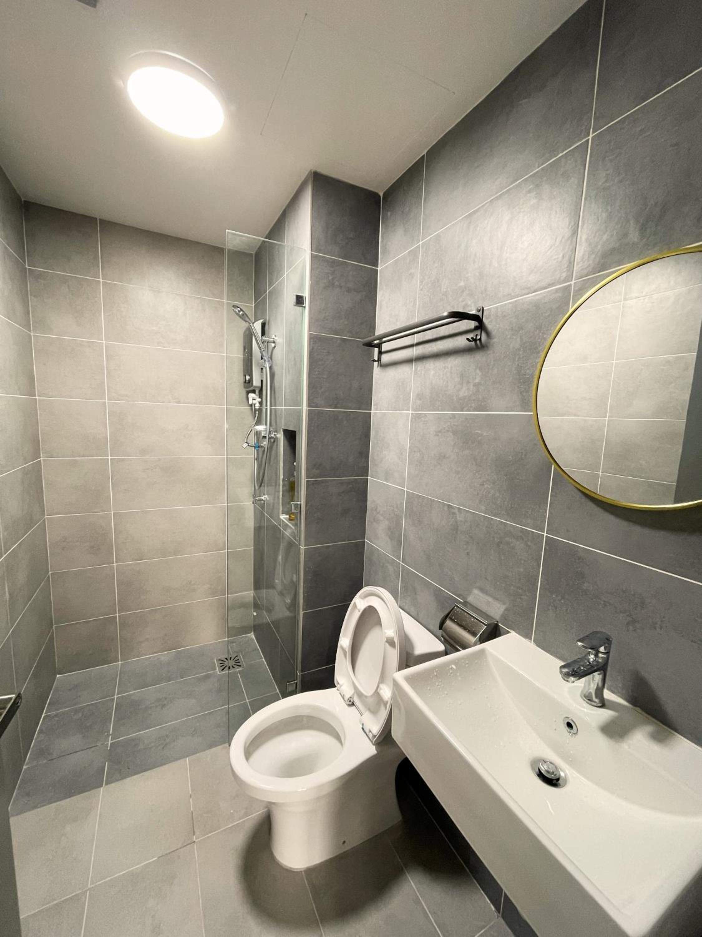 Three-Bedroom Apartment with Balcony - Photo 3