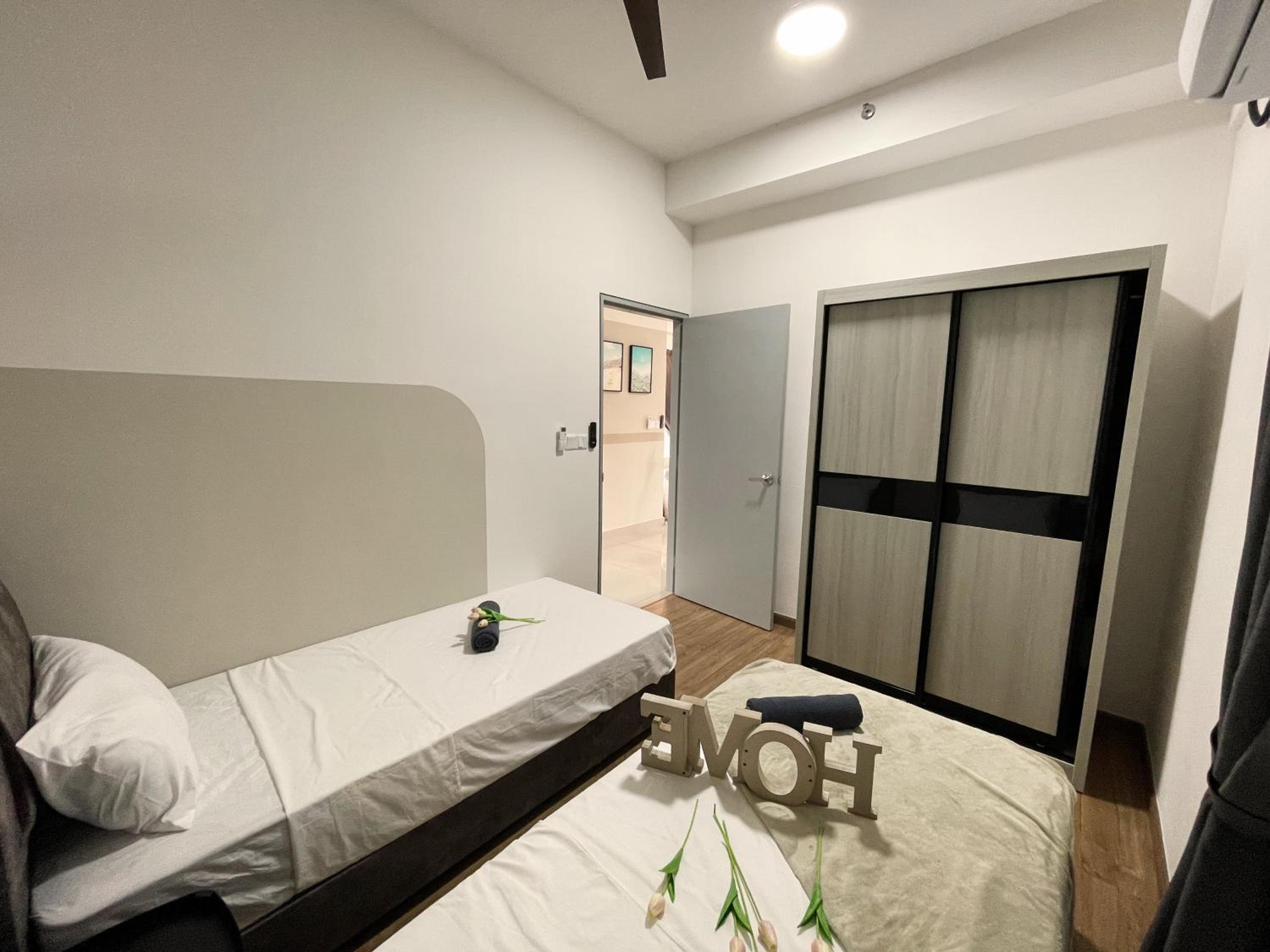 Three-Bedroom Apartment with Balcony - Photo 4