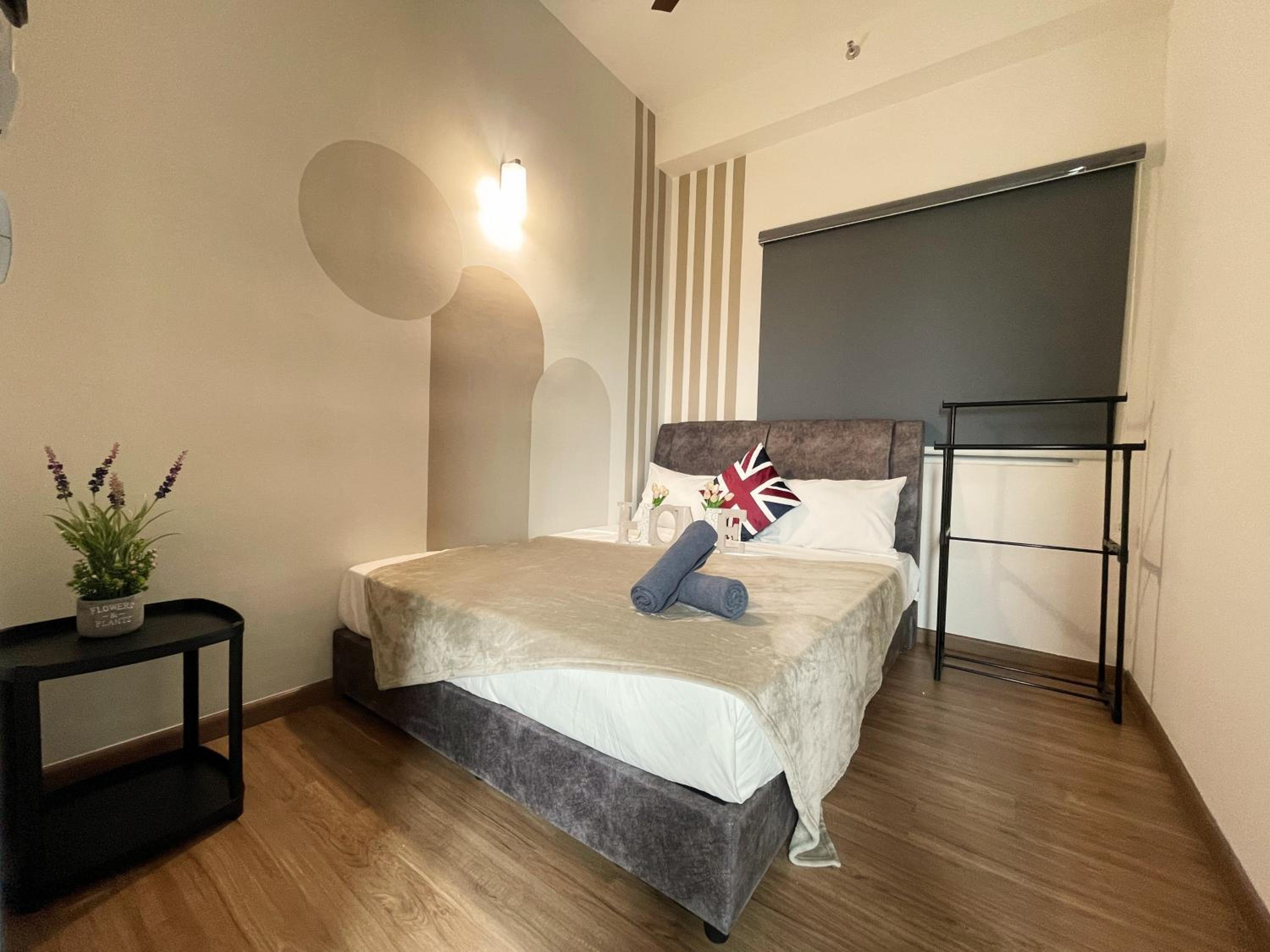 Three-Bedroom Apartment with Balcony - Photo 9