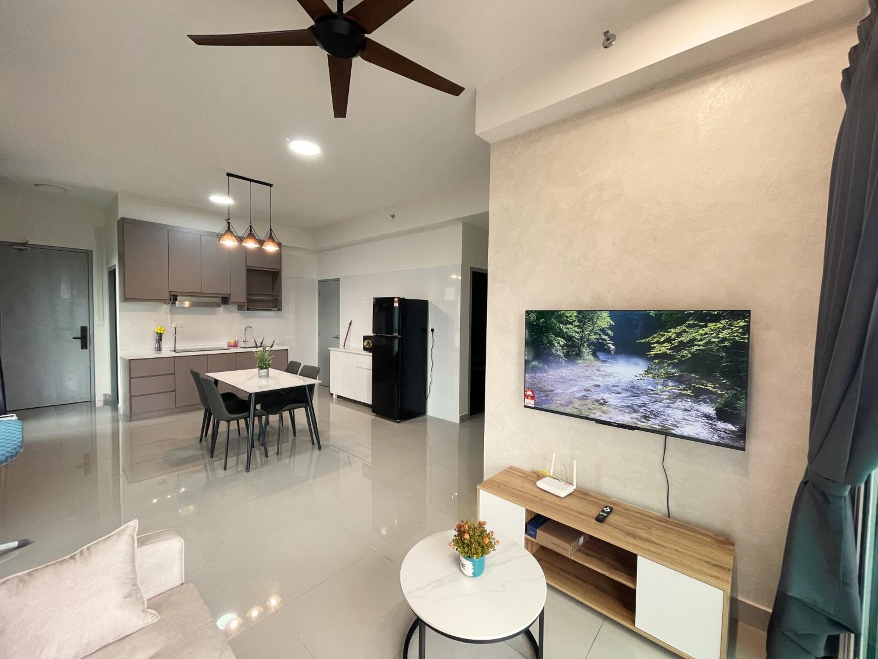 Three-Bedroom Apartment with Balcony - Photo 11