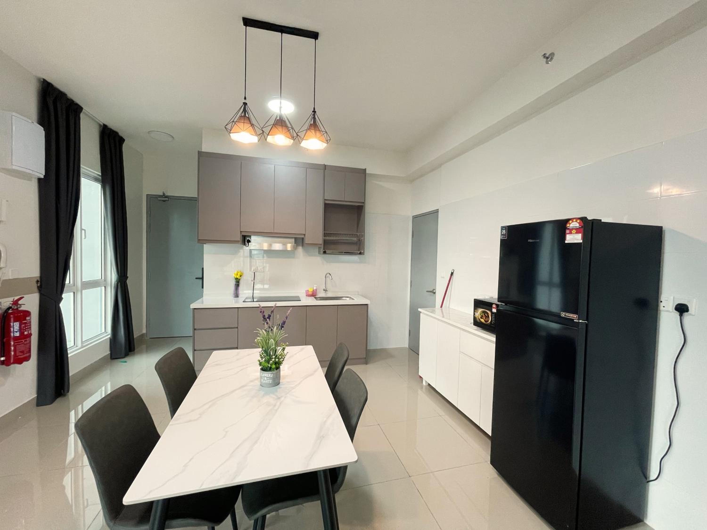 Three-Bedroom Apartment with Balcony - Photo 12