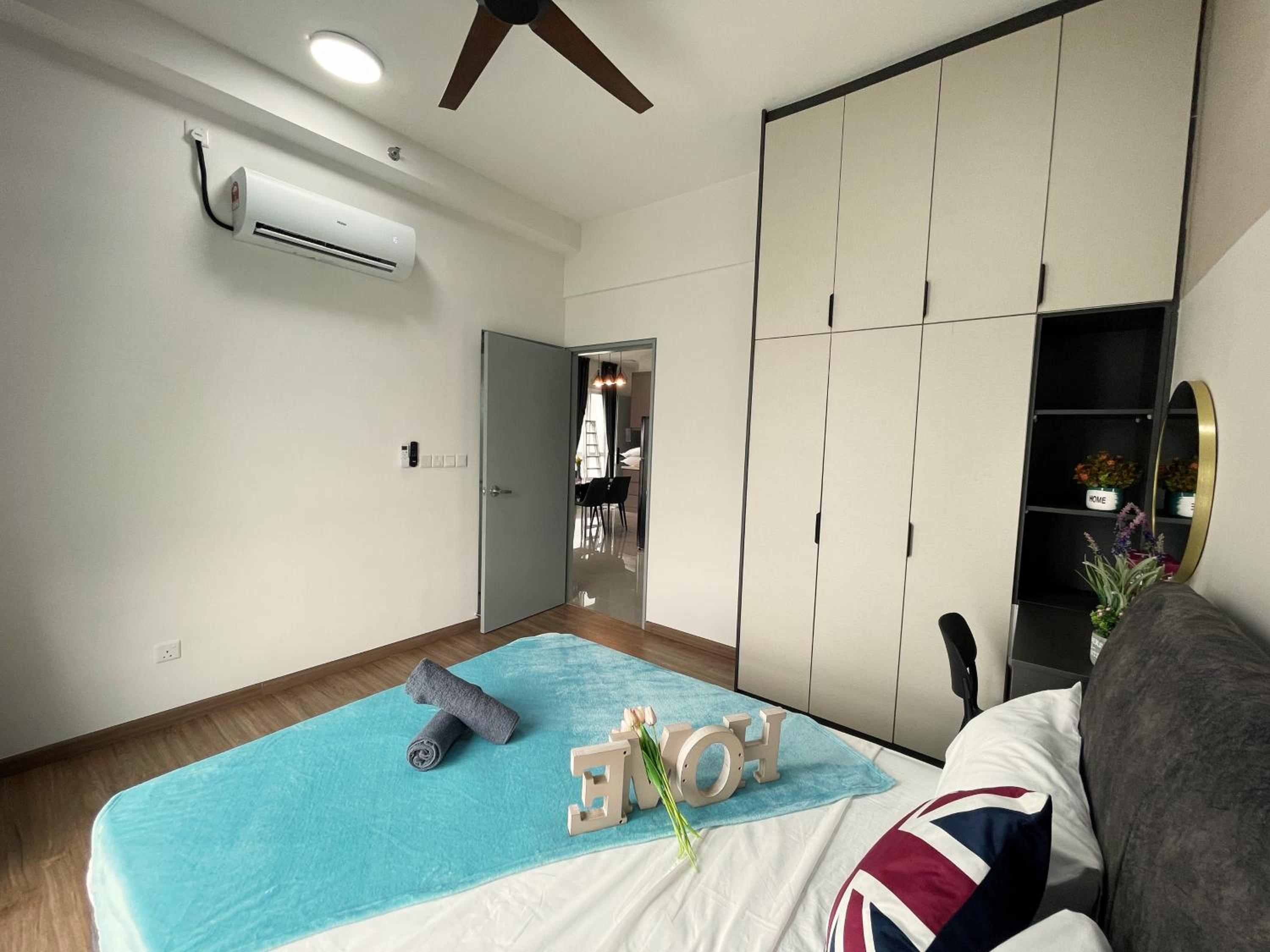 Three-Bedroom Apartment with Balcony - Photo 13