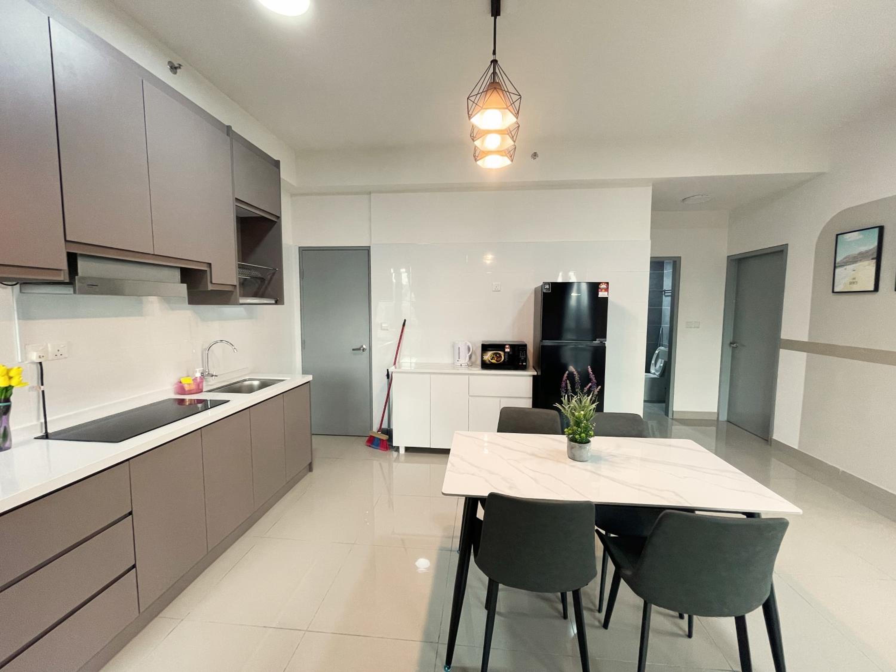 Three-Bedroom Apartment with Balcony - Photo 14