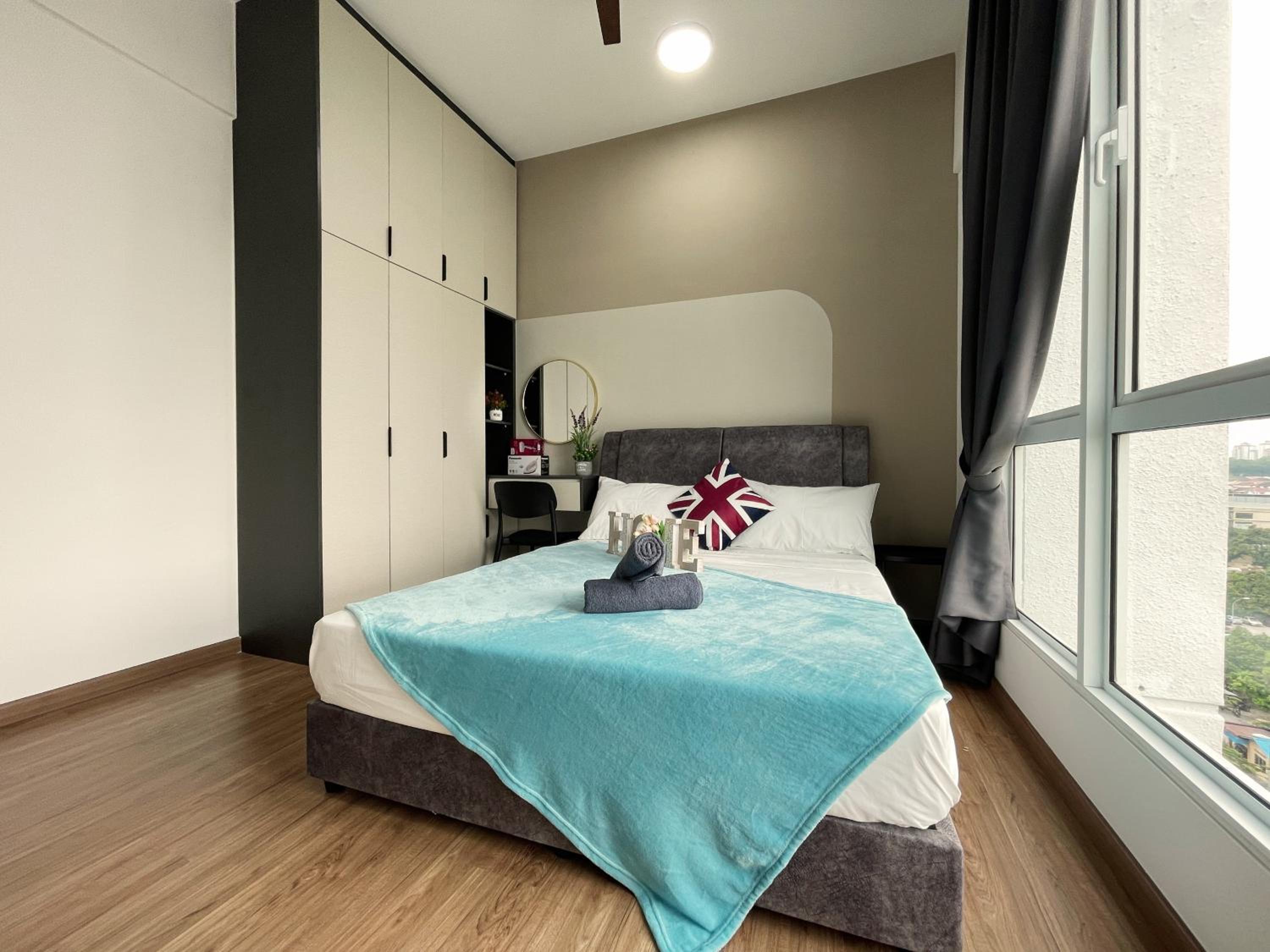 Three-Bedroom Apartment with Balcony - Photo 15