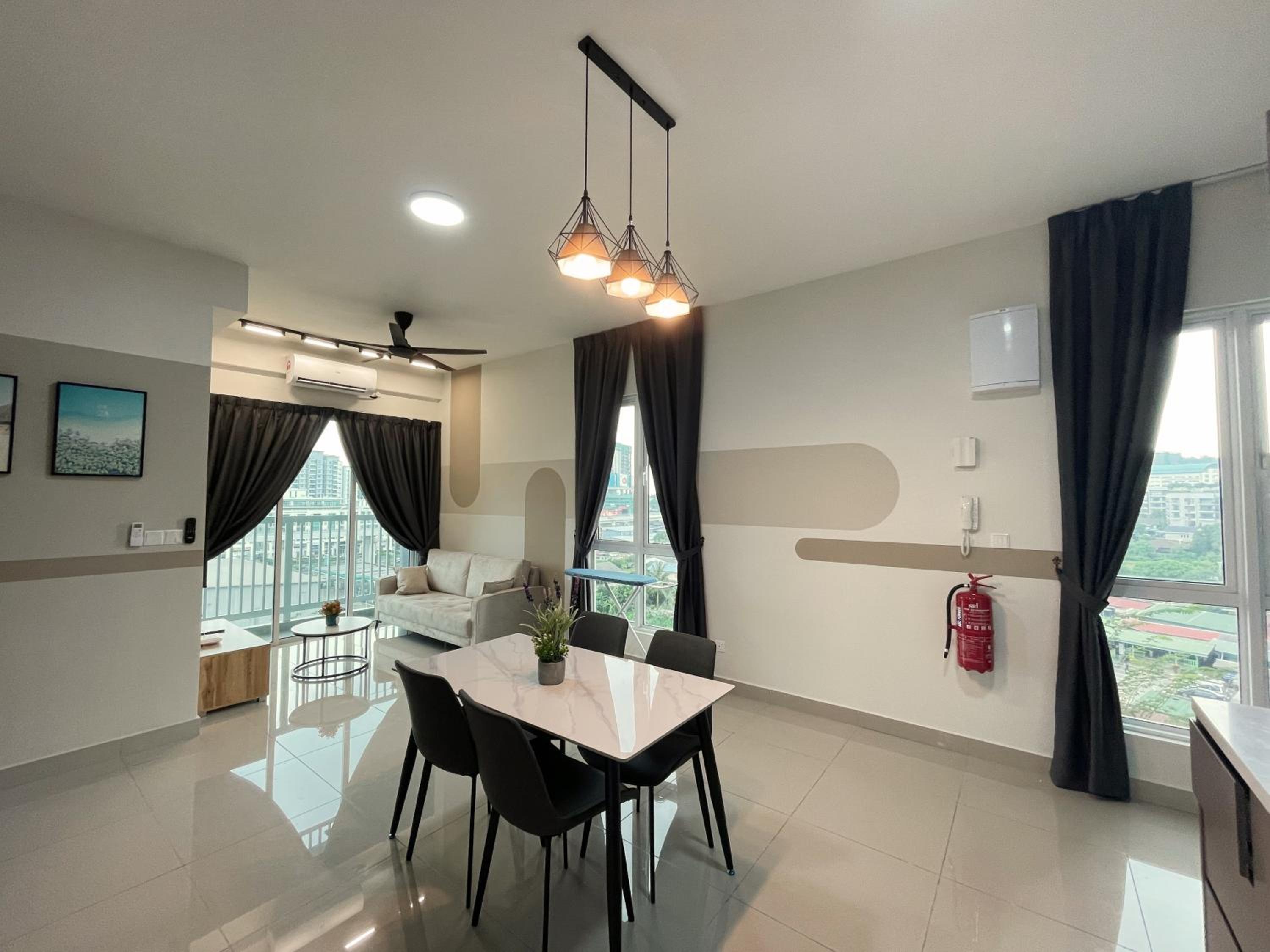Three-Bedroom Apartment with Balcony - Photo 16