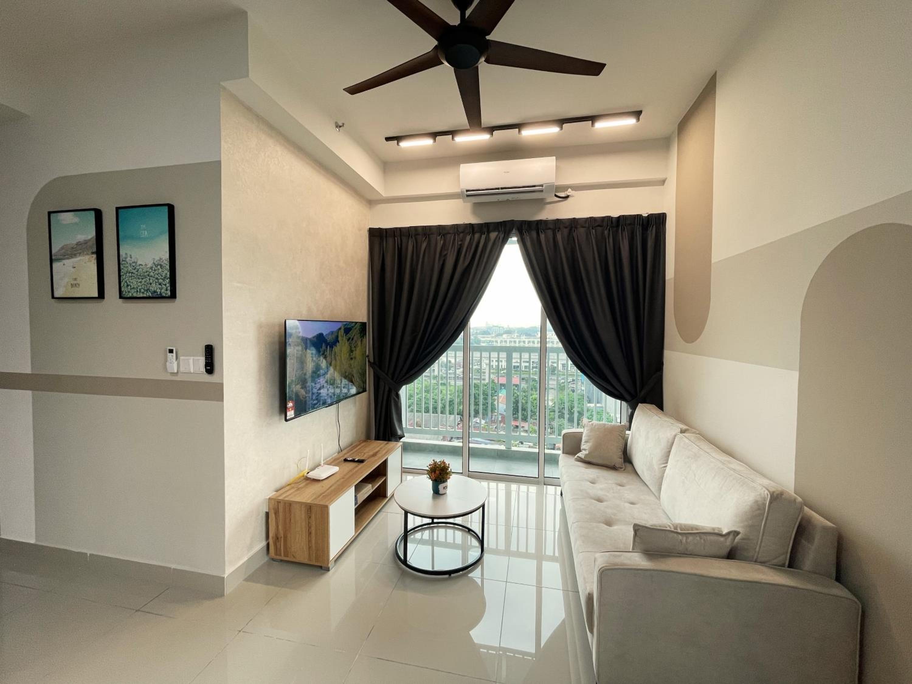 Three-Bedroom Apartment with Balcony - Photo 18