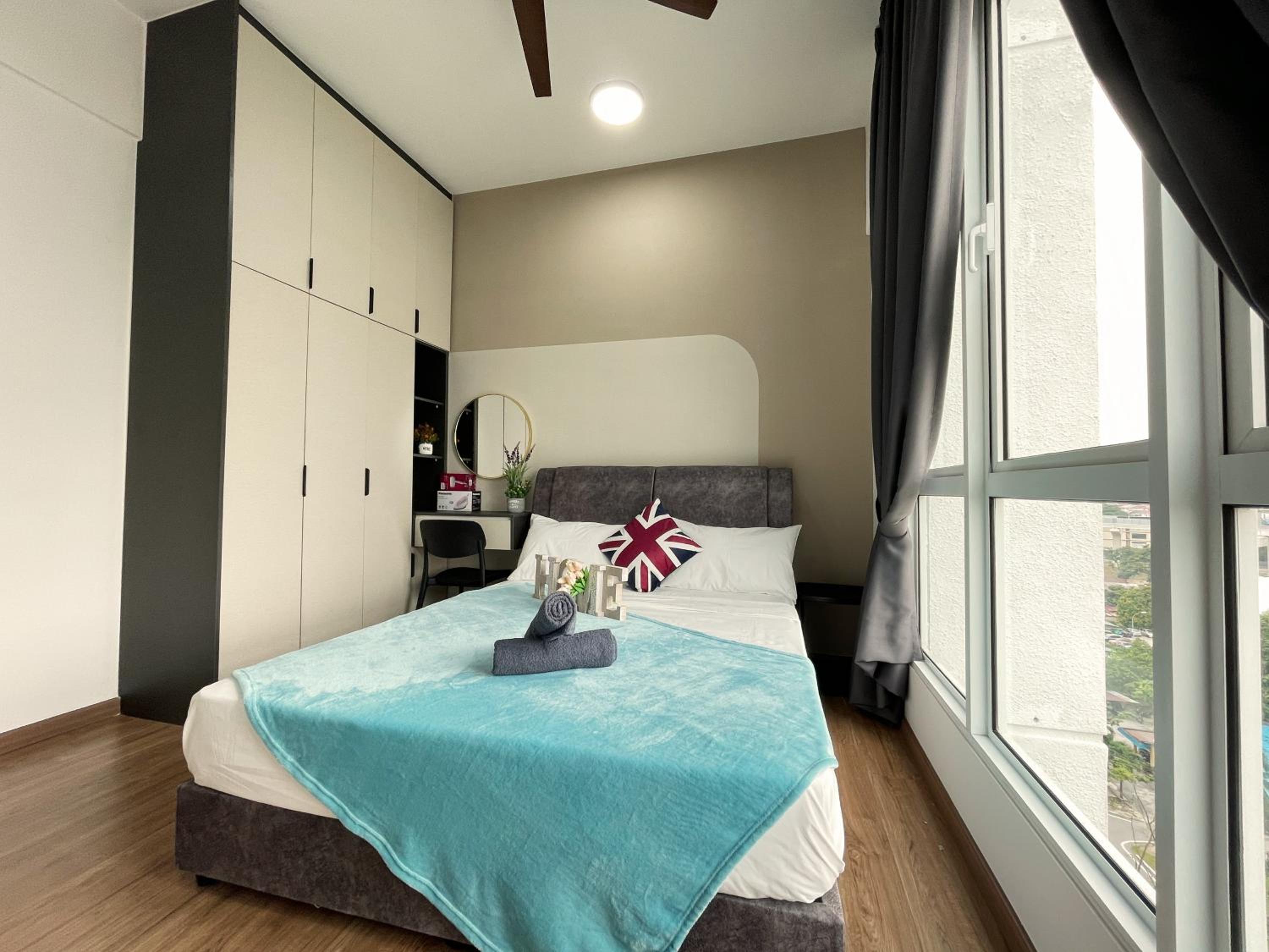 Three-Bedroom Apartment with Balcony - Photo 19