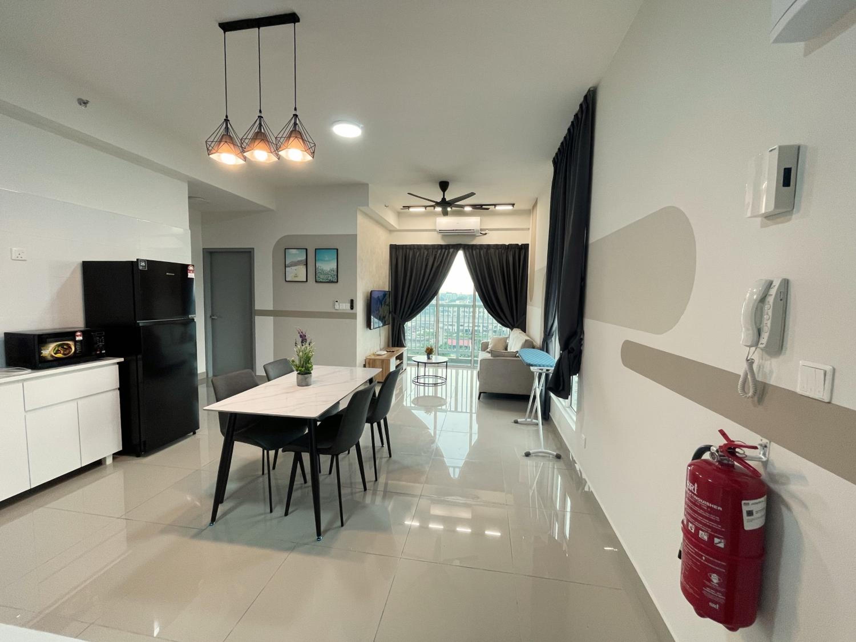 Three-Bedroom Apartment with Balcony - Photo 21