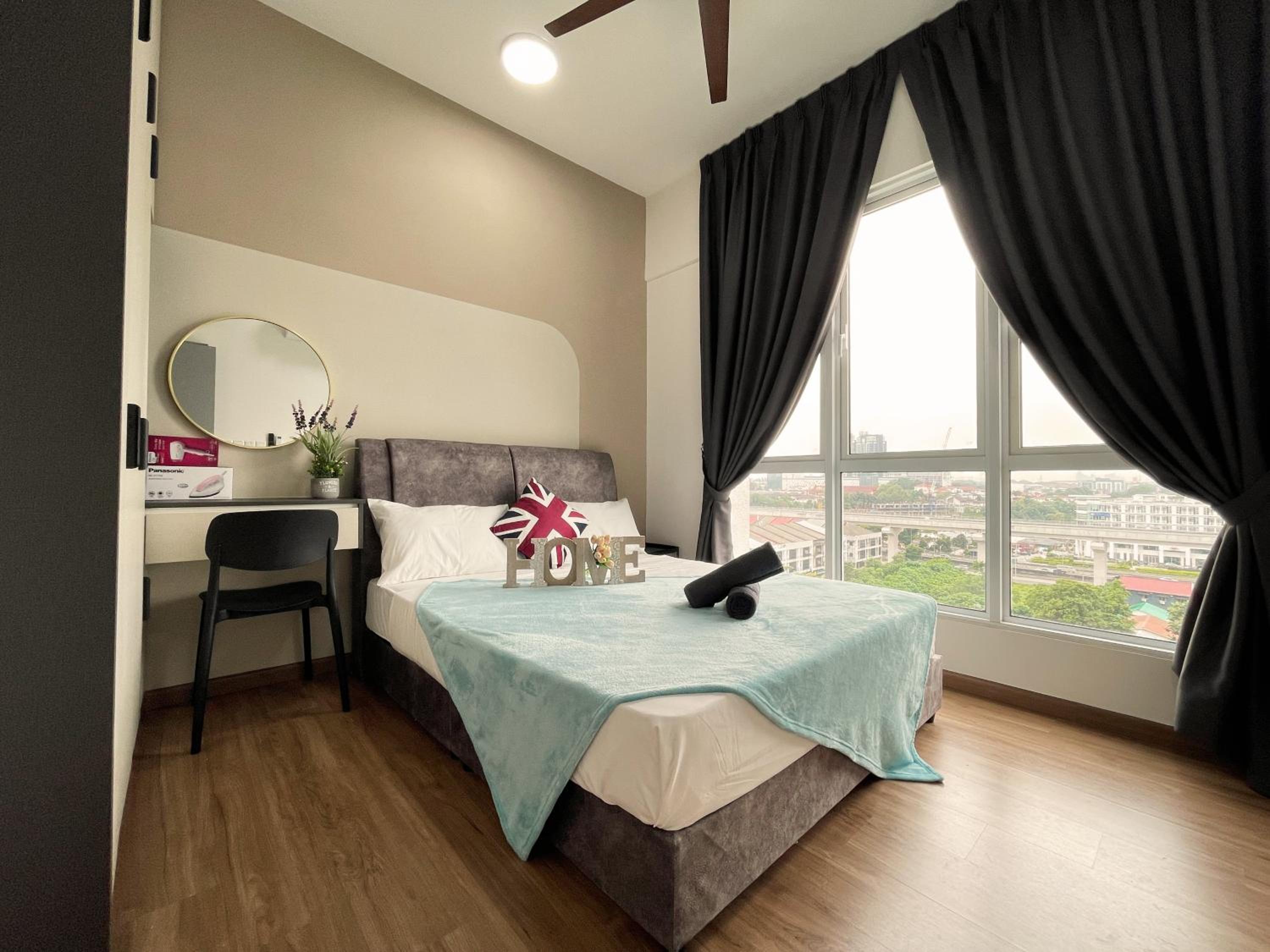 Three-Bedroom Apartment with Balcony - Photo 24