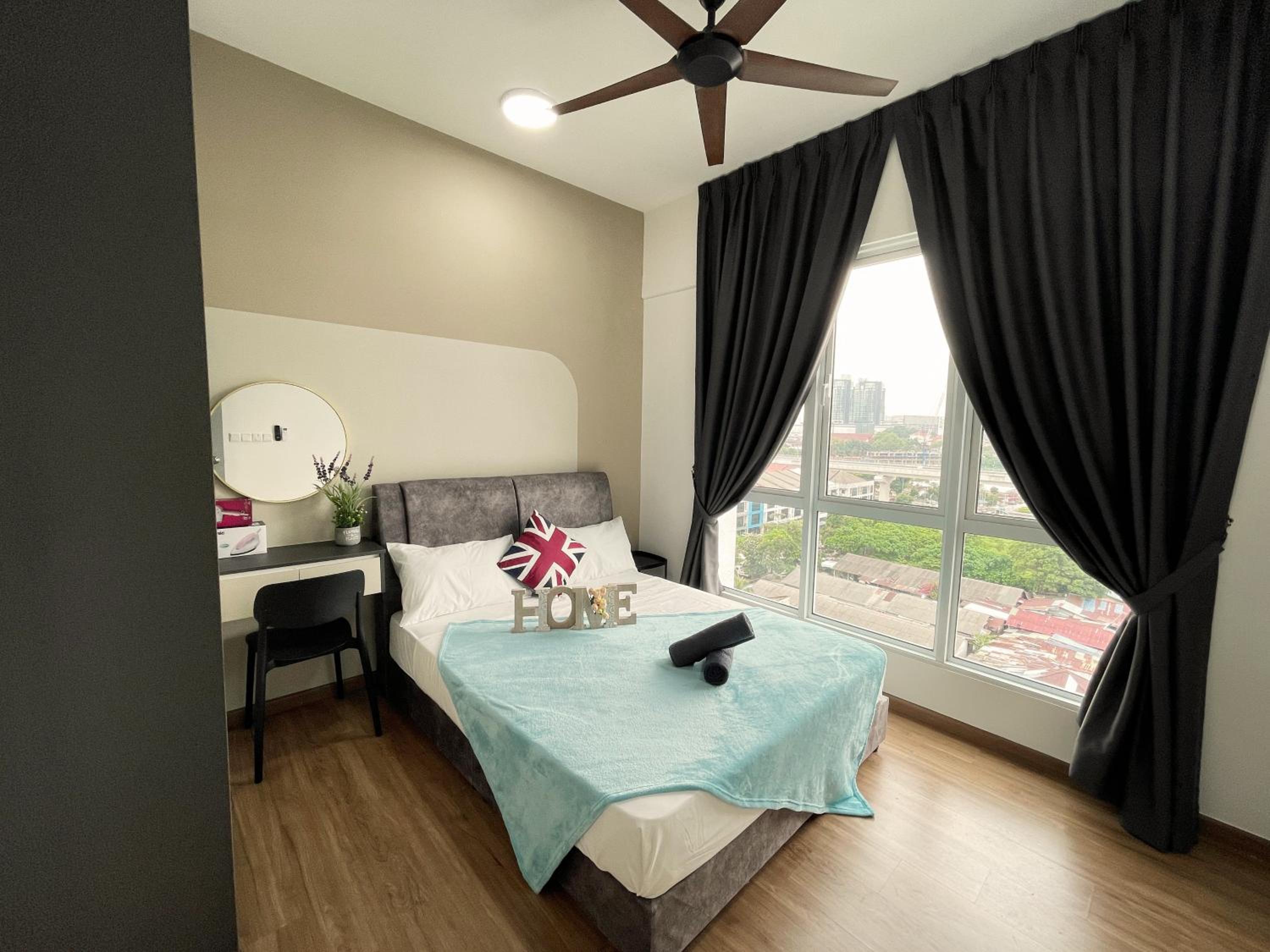 Three-Bedroom Apartment with Balcony - Photo 27