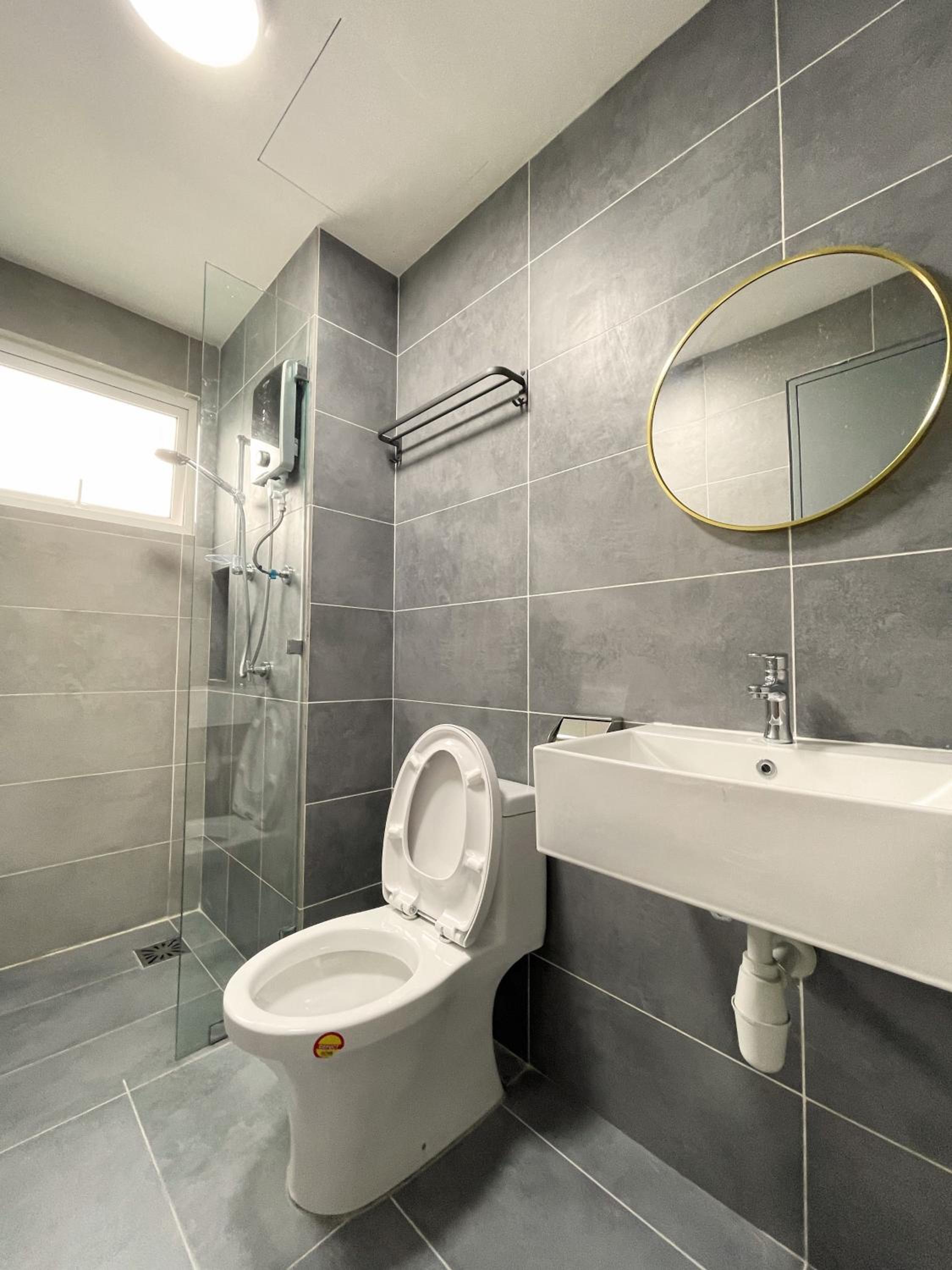 Three-Bedroom Apartment with Balcony - Photo 28